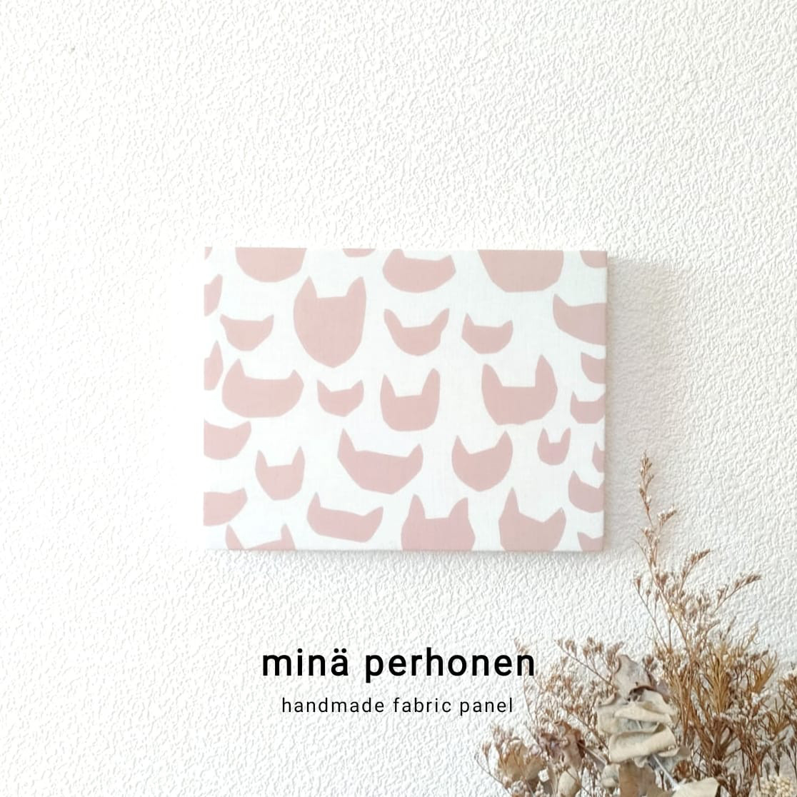 ミニ　ファブリックパネル　ミナペルホネン　インテリア　あのねあのね　ネコ　猫　ピンク　春　北欧　動物　玄関飾り