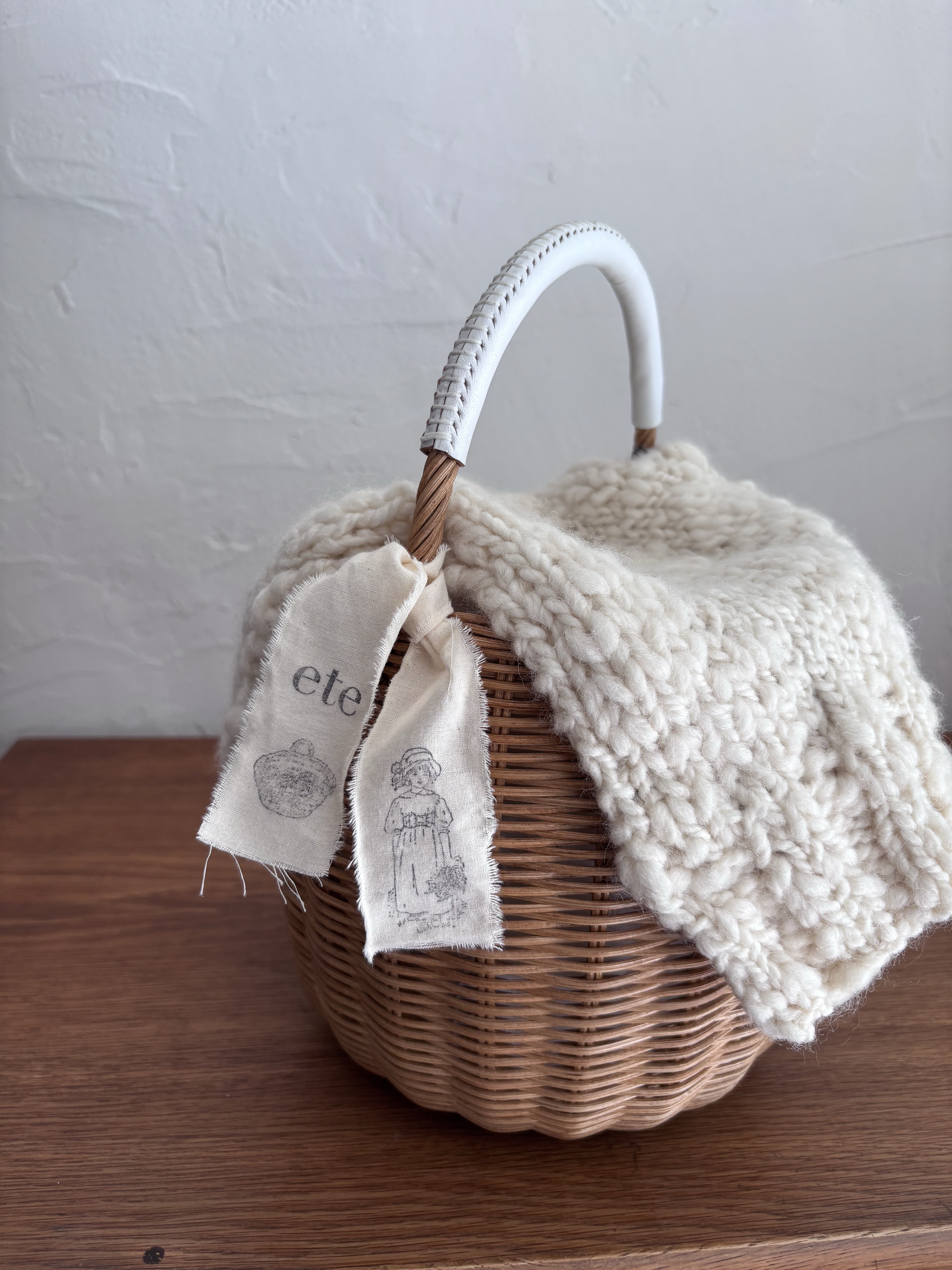 籐のどんぐりかごバッグ　手編みニットカバー付き　ホワイト　ラタンバッグ