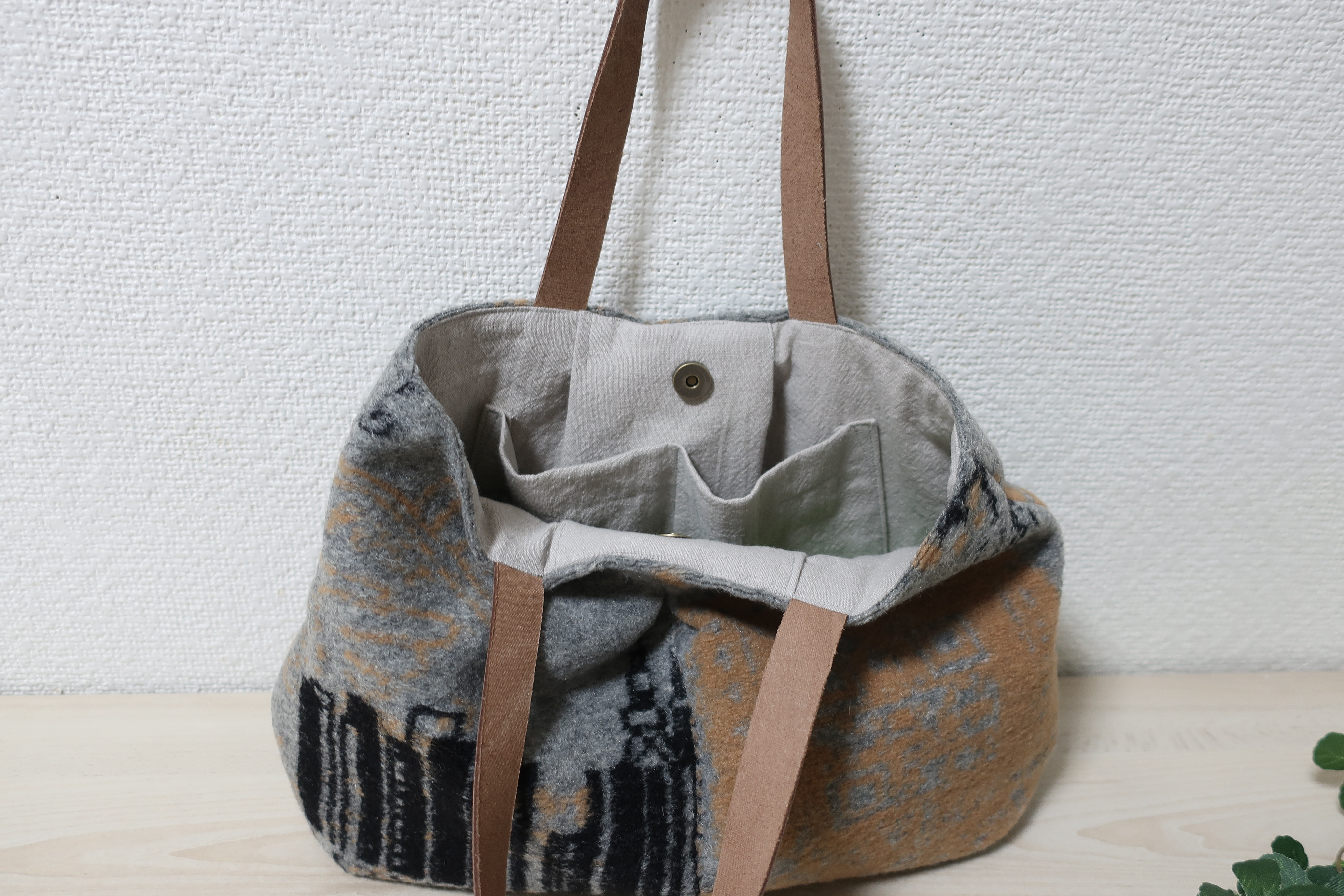 ふっくらイタリア製ウール混トートバッグ