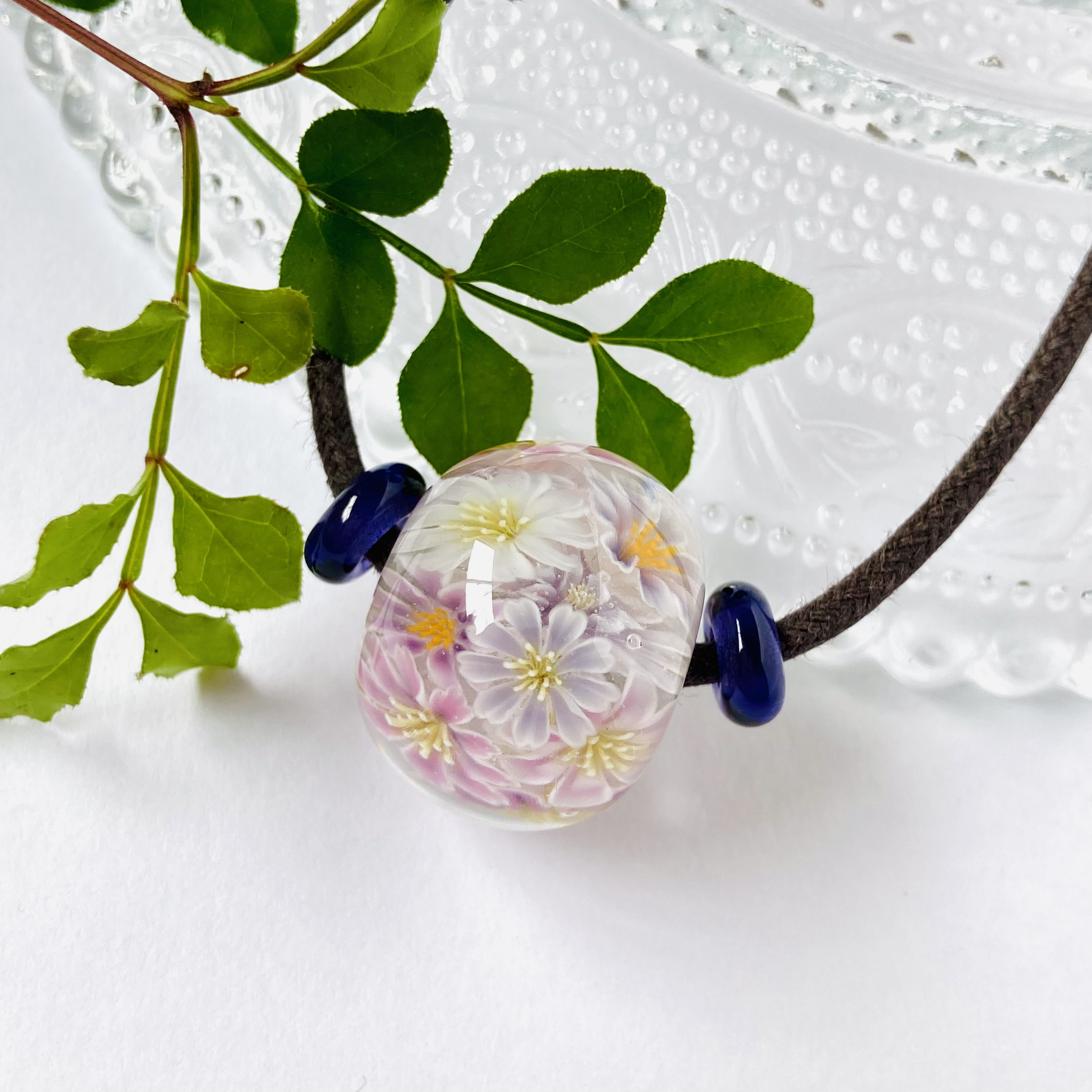 フラワーブーケ　とんぼ玉　ガラスネックレス　パープル