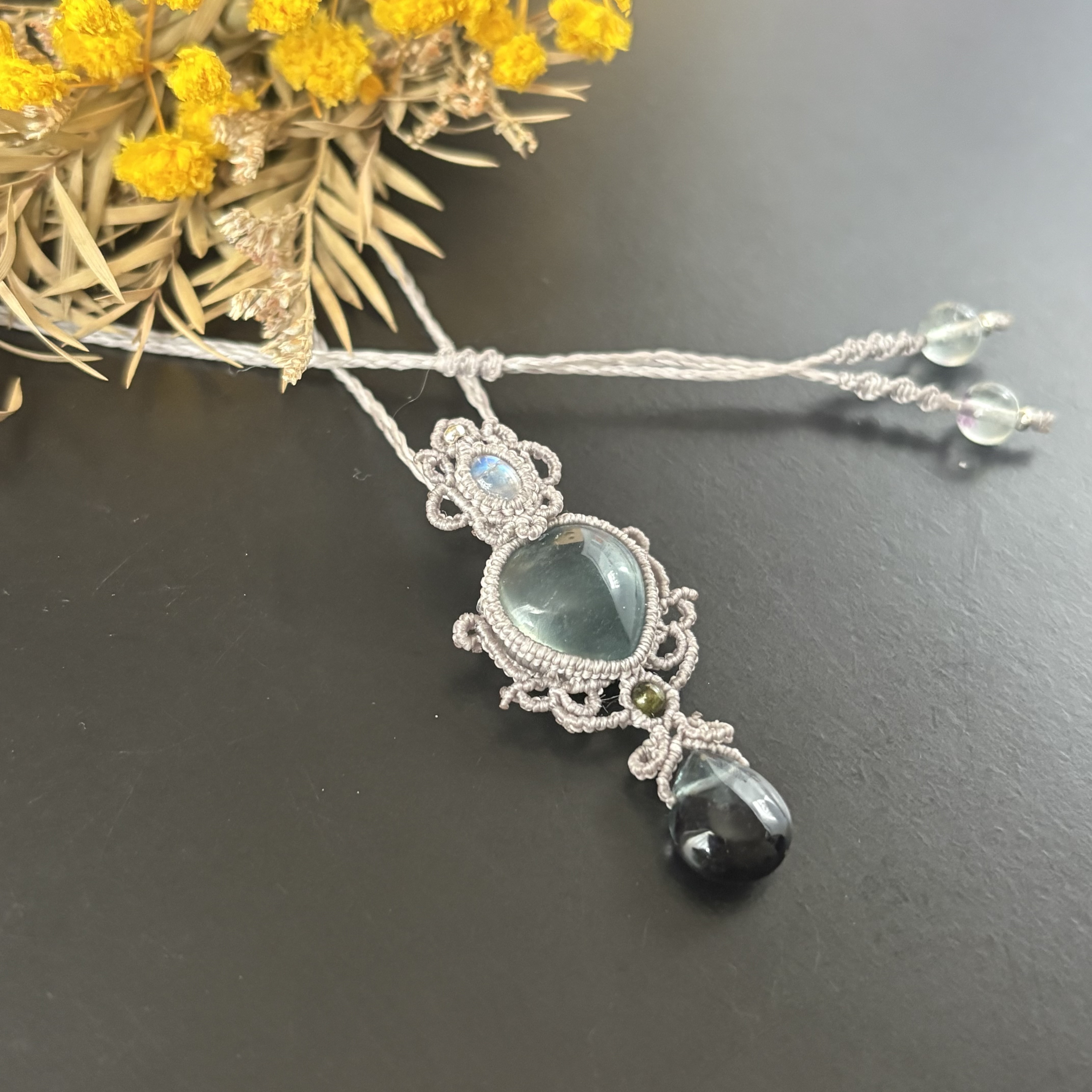 期間限定SALE♡ハート形の小粒フローライト×レインボームーンストーンのマクラメネックレス