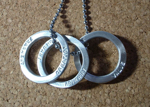 ■【アルミ３枚リングペンダント】名前・メッセージ刻印します★