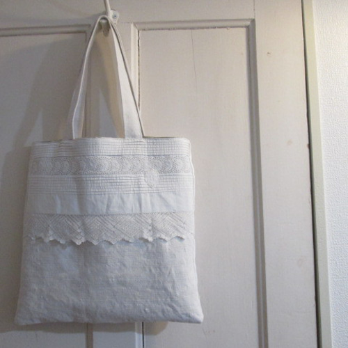 フランスアンティーク手刺繍レースとピンタック、イニシャル刺繍と