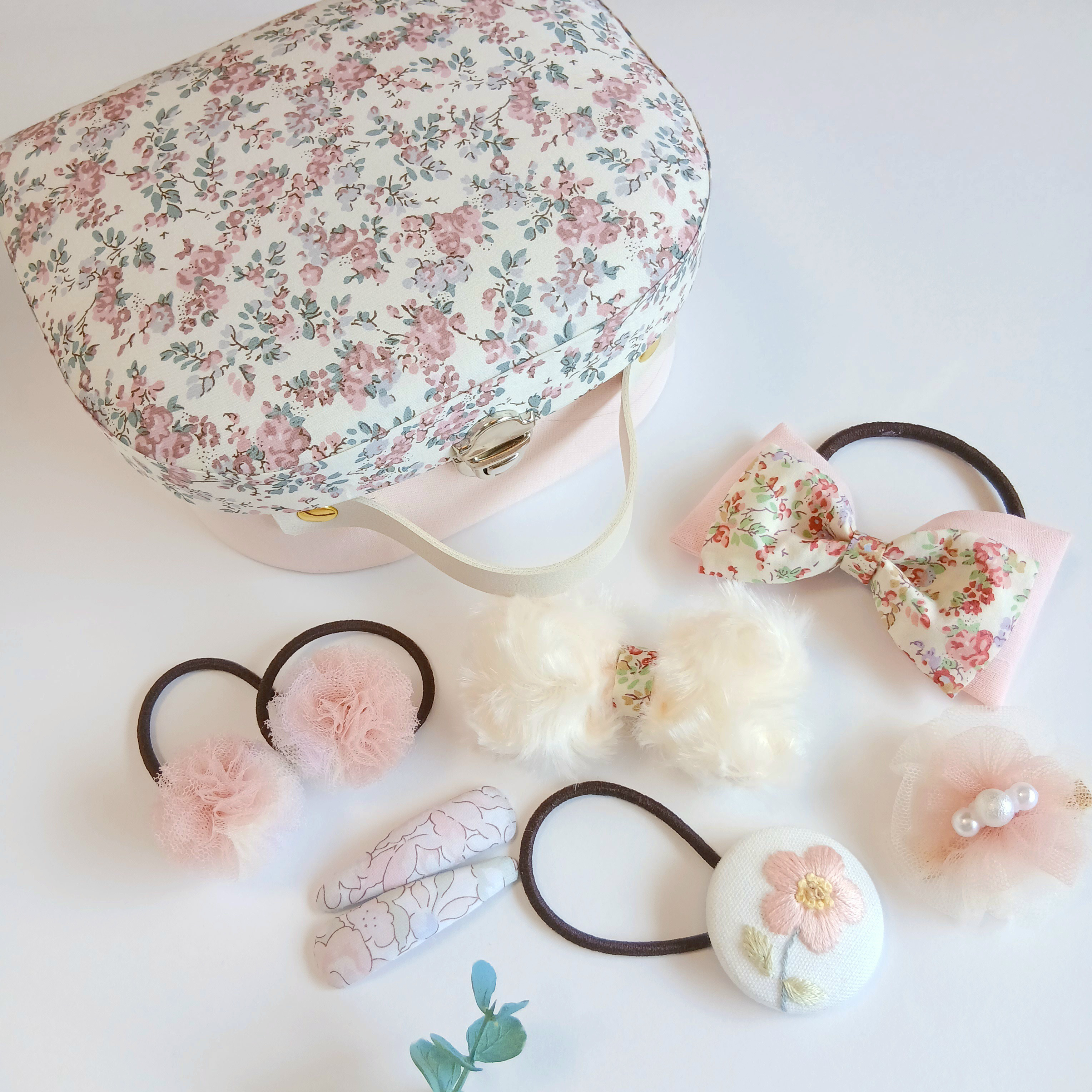 入園入学、お誕生日のお祝いに・・・カルトナージュのトランクBOXとヘアアクセサリーのセット(リバティ、ピンク系）