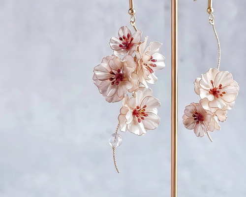 春を纏う桜のピアス・イヤリング｜上品な揺れ感大ぶりアシンメトリー