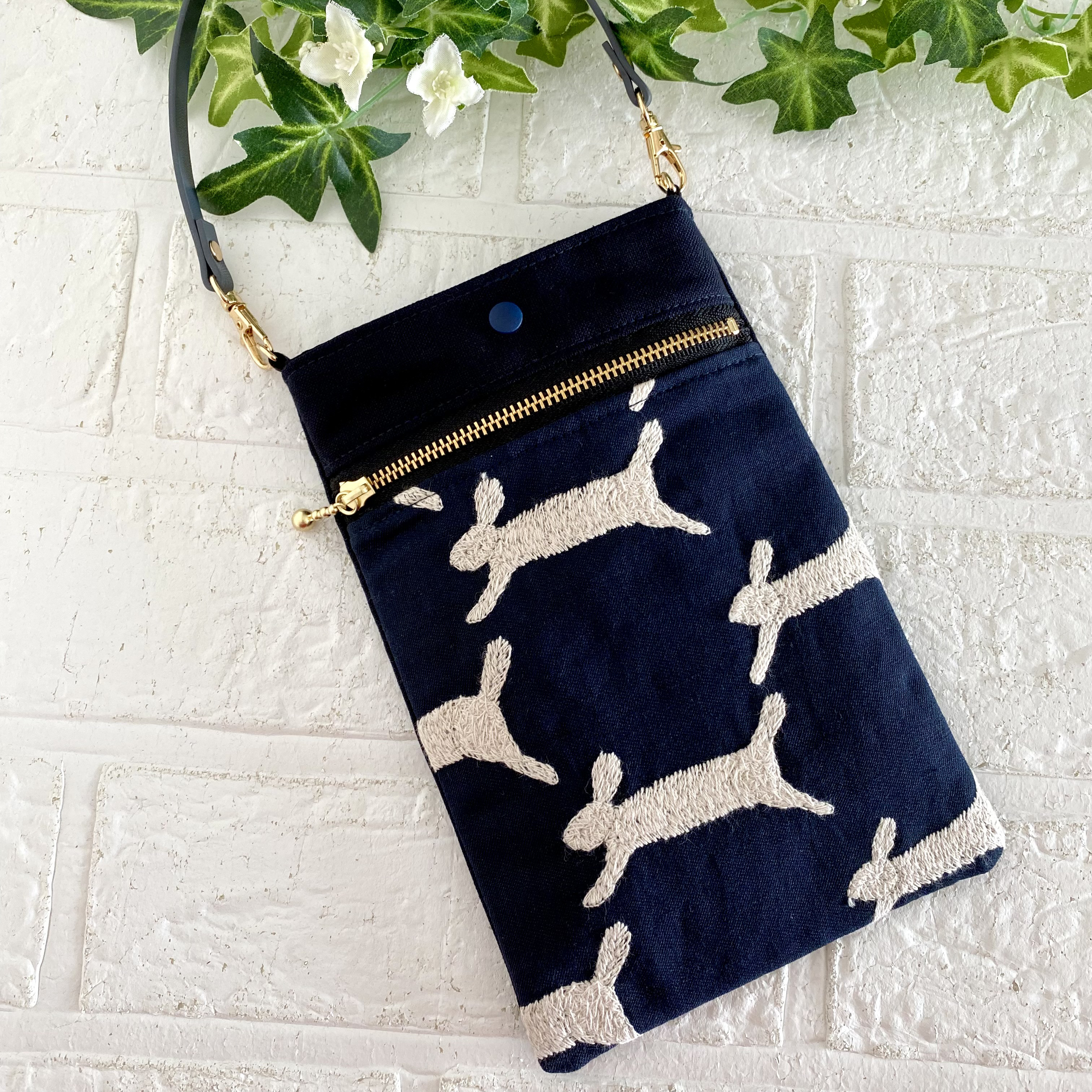 【再販】　ミナペルホネン　うさぎ　スマホポーチ　 minaperhonen