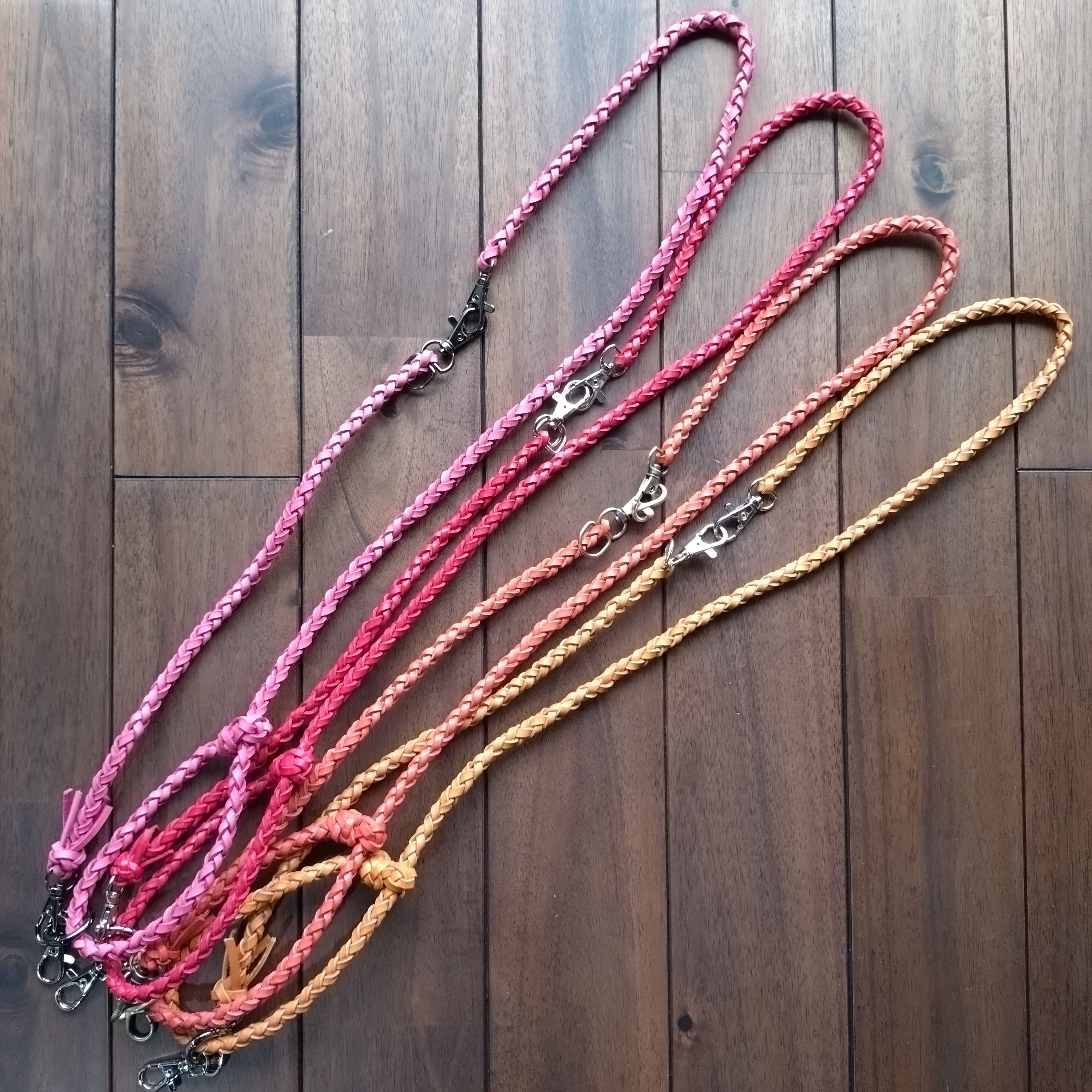 【長さ調節可】3wayレザー編み込みスマホストラップ《イエロー（キャメル系）》　ショルダー＆ネック＆ハンド　ロロマレザー