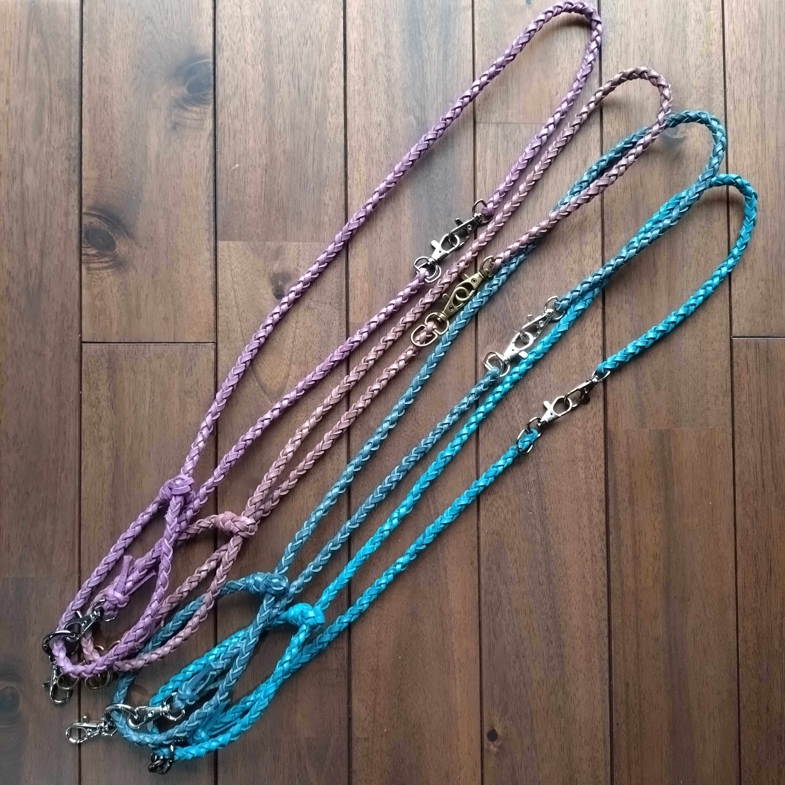 【長さ調節可】3wayレザー編み込みスマホストラップ《プルーニャ（プラム）》　ショルダー＆ネック＆ハンド　ロロマレザー