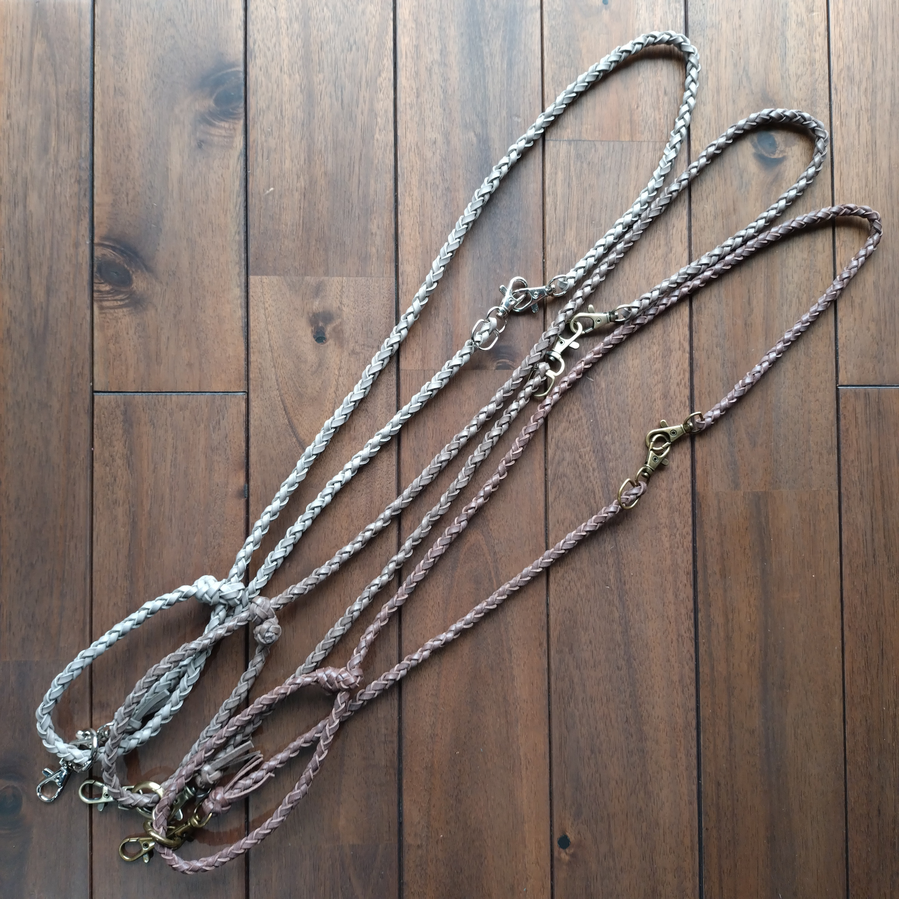 【長さ調節可】3wayレザー編み込みスマホストラップ《チョコ》　ショルダー＆ネック＆ハンド　ロロマレザー