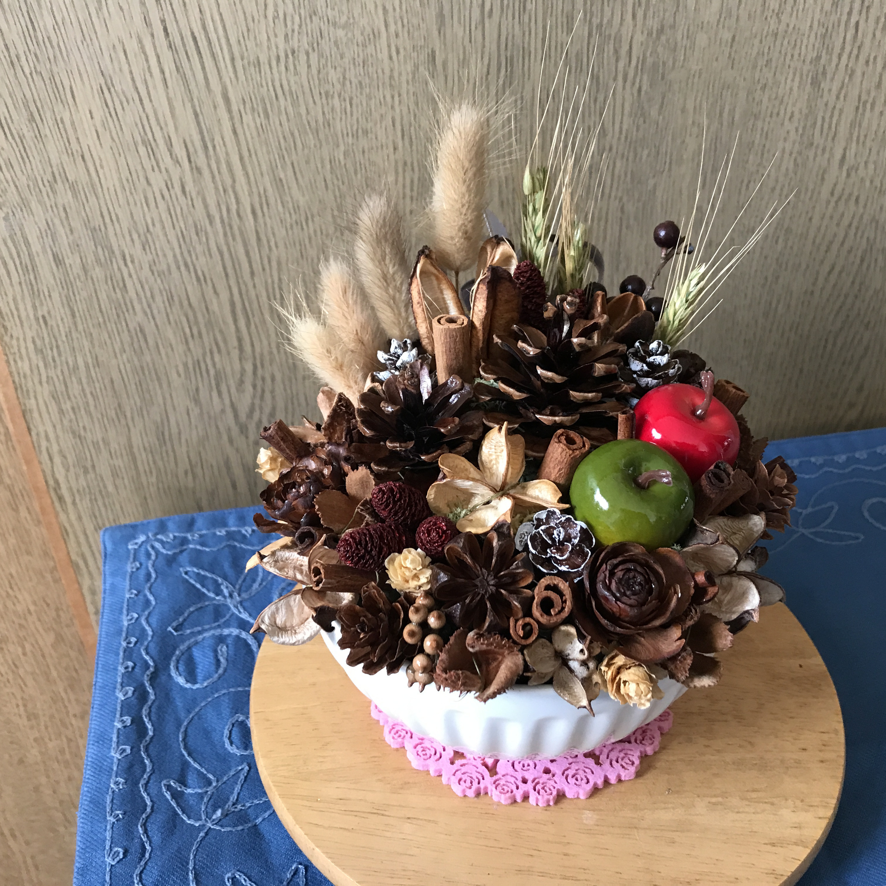 《新作＊フラワーギフト》オールシーズン飾れる北欧の森の木の実と林檎のテーブルアレンジ（1点限定）