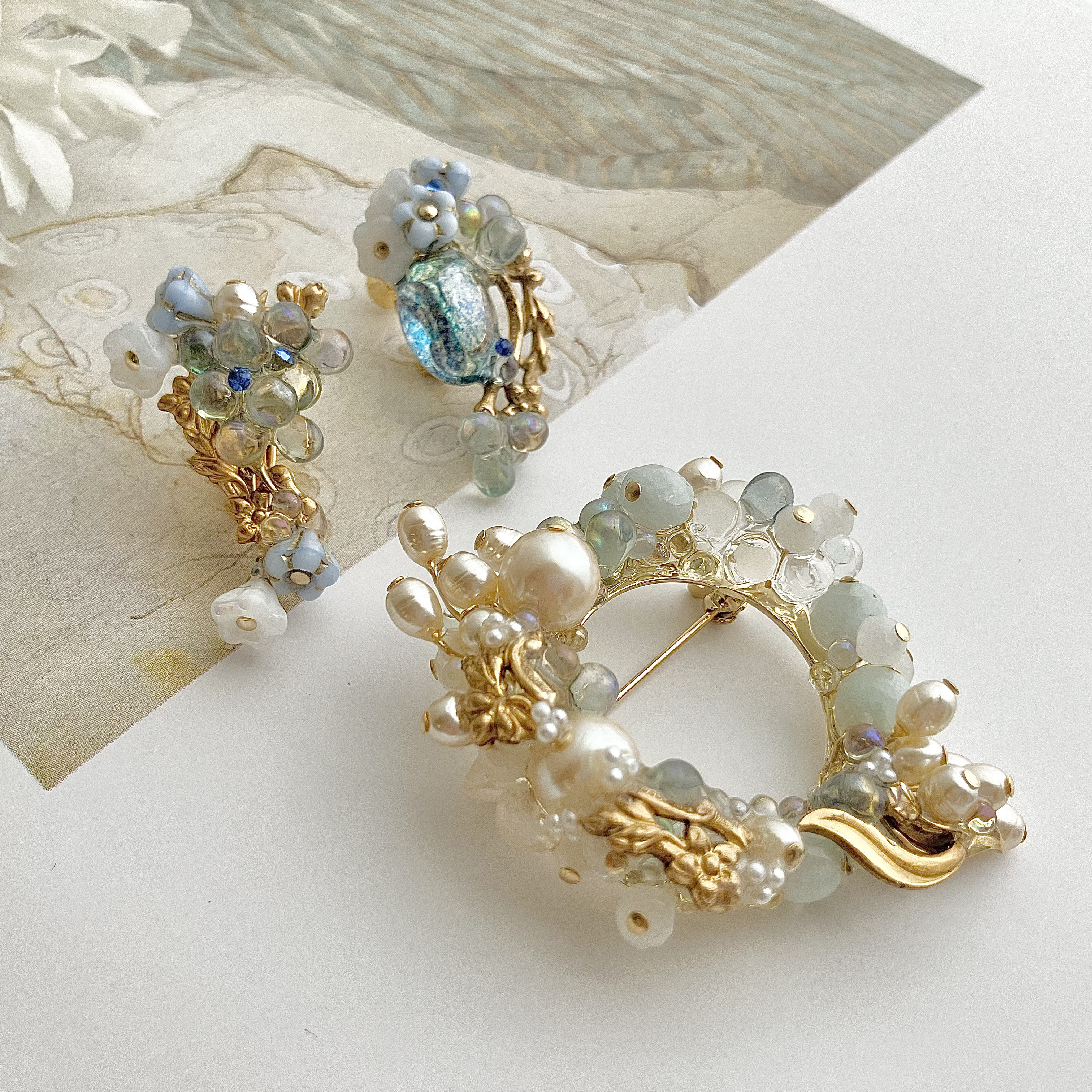 ⁂〜透き花の雫のブローチ&イヤリングセット〜⁂フォーマル　パール　卒業式　入学式　花　真鍮　絵本　一点物　ガラス　植物