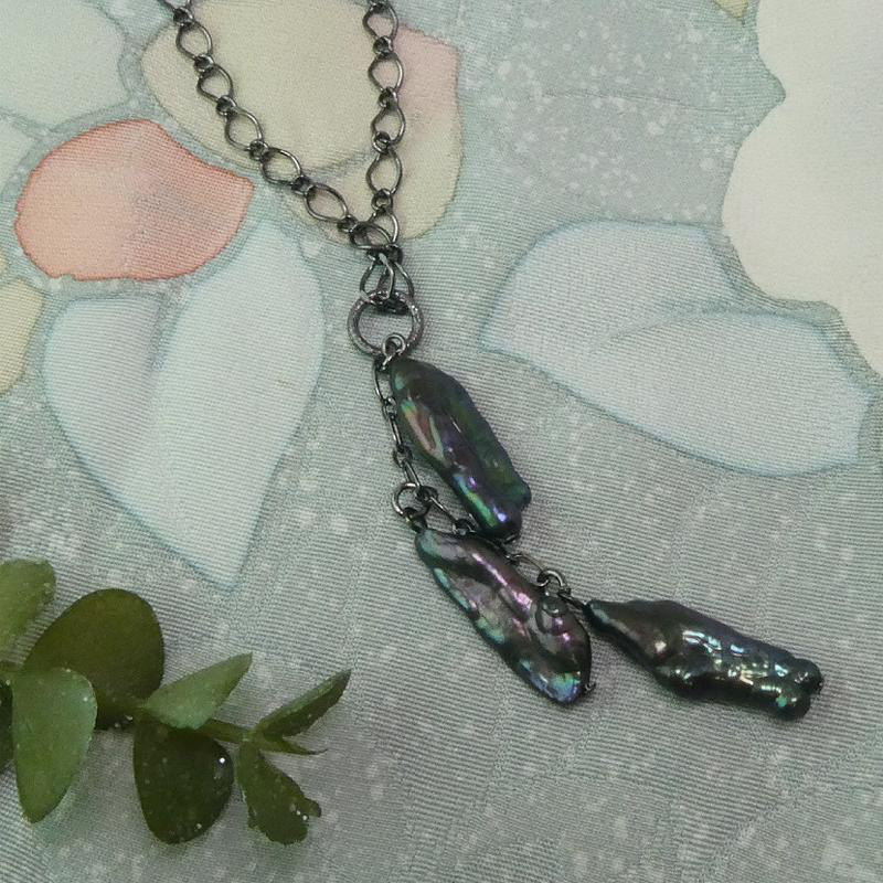 淡水パールペンダント「BIWA Japan」　ビワパール　三粒　ネイビー　シック　淡水パールペンダント