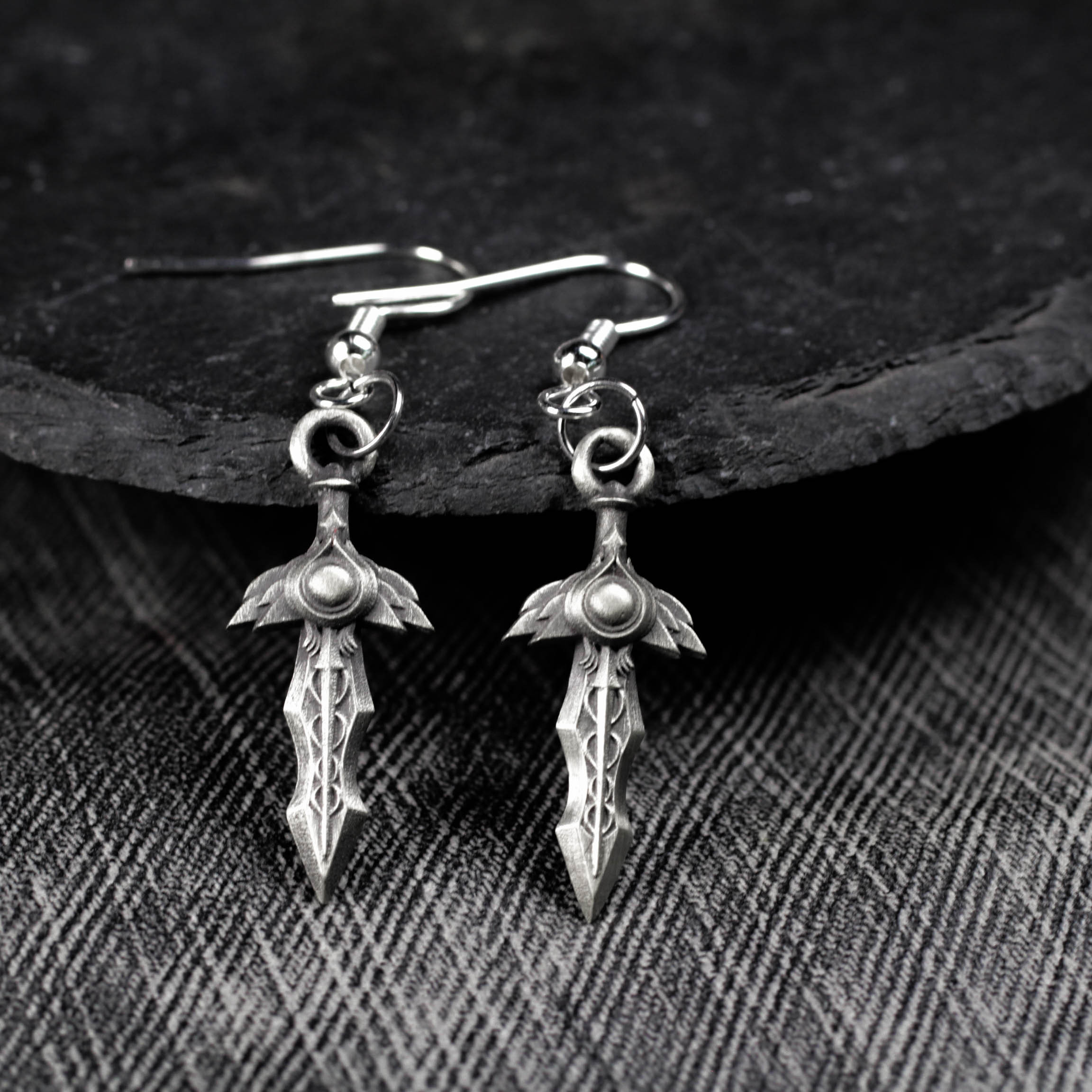 ダガーイヤリング – 925シルバーハンドメイドゴシックファンタジーソードダングルイヤリング（男女兼用）