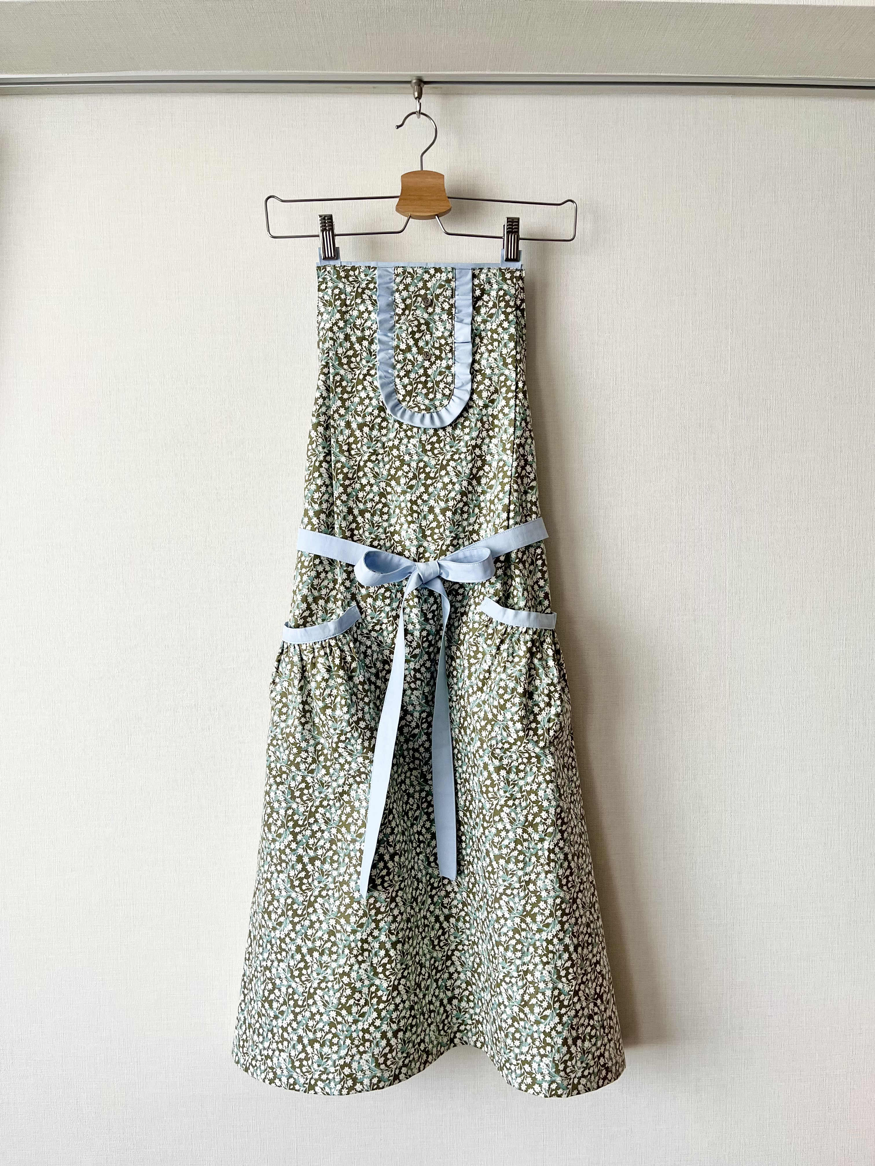 フリルヨークのフラワー柄ロングエプロン(バッククロスタイプ)