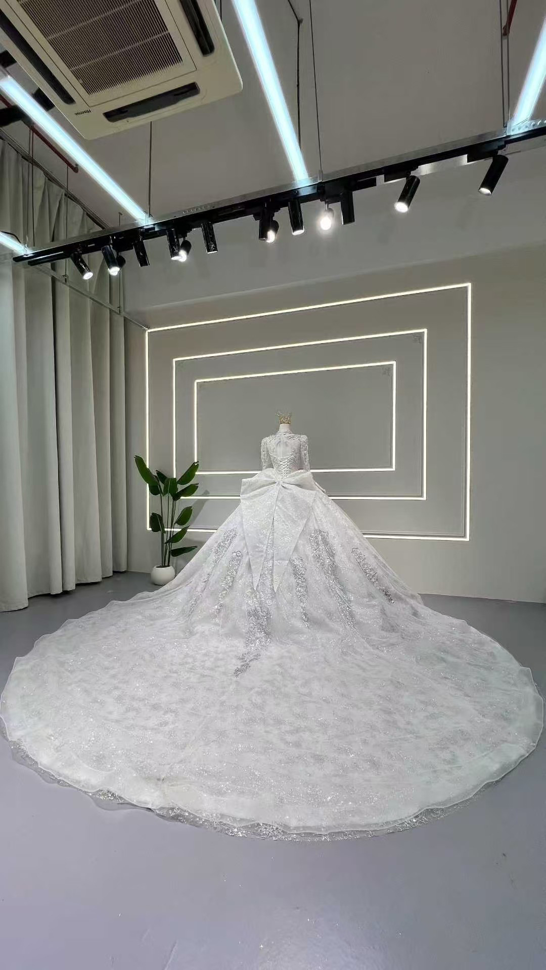 バックリボン　シルバー　ふわふわスカート　長袖　サイズオーダー可能　スクエアネック　ストーン　高品質保証　背中みせ前撮り