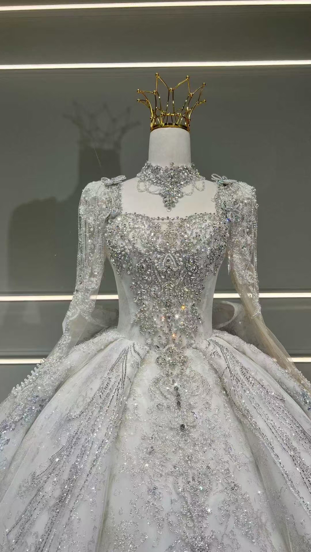 バックリボン　シルバー　ふわふわスカート　長袖　サイズオーダー可能　スクエアネック　ストーン　高品質保証　背中みせ前撮り