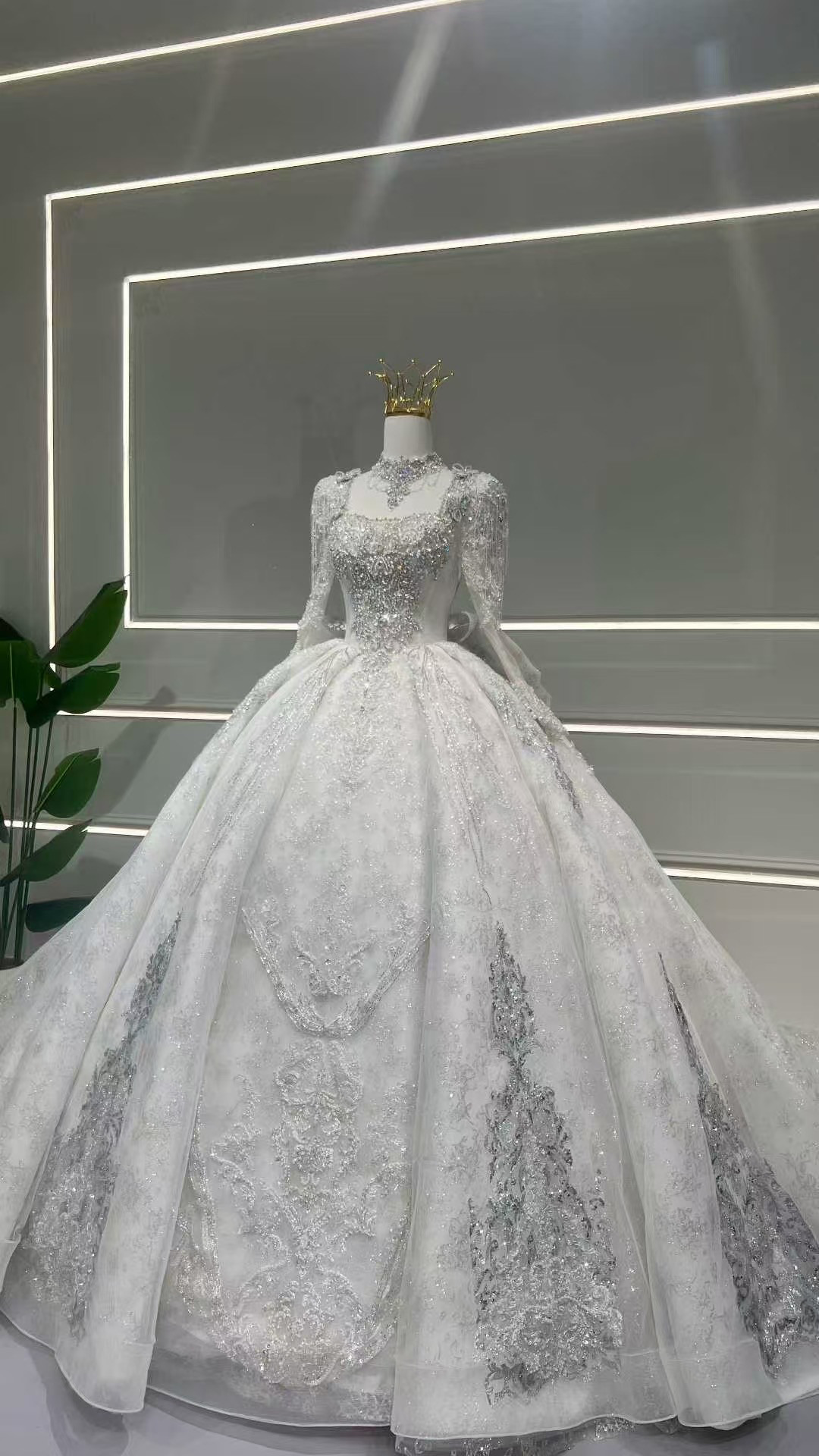 バックリボン　シルバー　ふわふわスカート　長袖　サイズオーダー可能　スクエアネック　ストーン　高品質保証　背中みせ前撮り