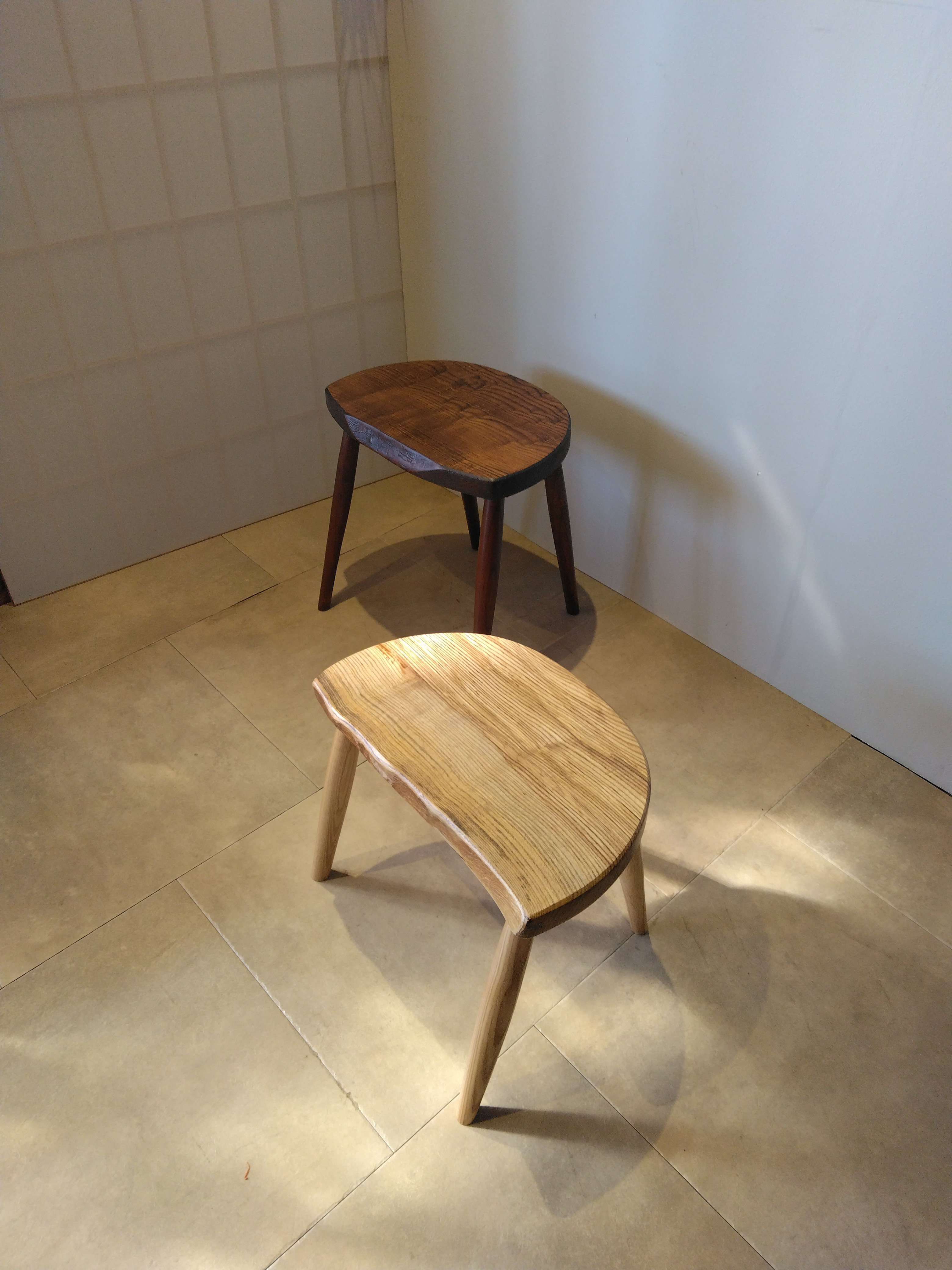 ぷっくりスツール　　ミニテーブル・サイドテーブル・ディスプレイ・無垢材・タモ耳付一枚板