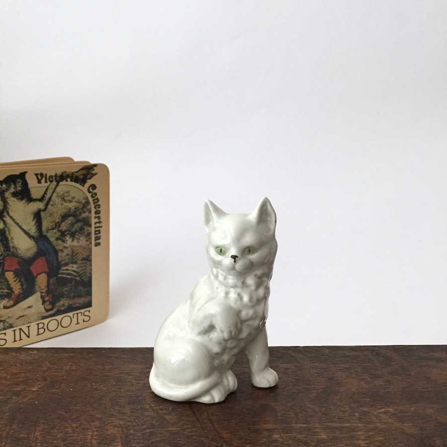アンティーク白猫の置きもの シャム猫　猫の日　プレゼント　ギフト　猫のオーナメント