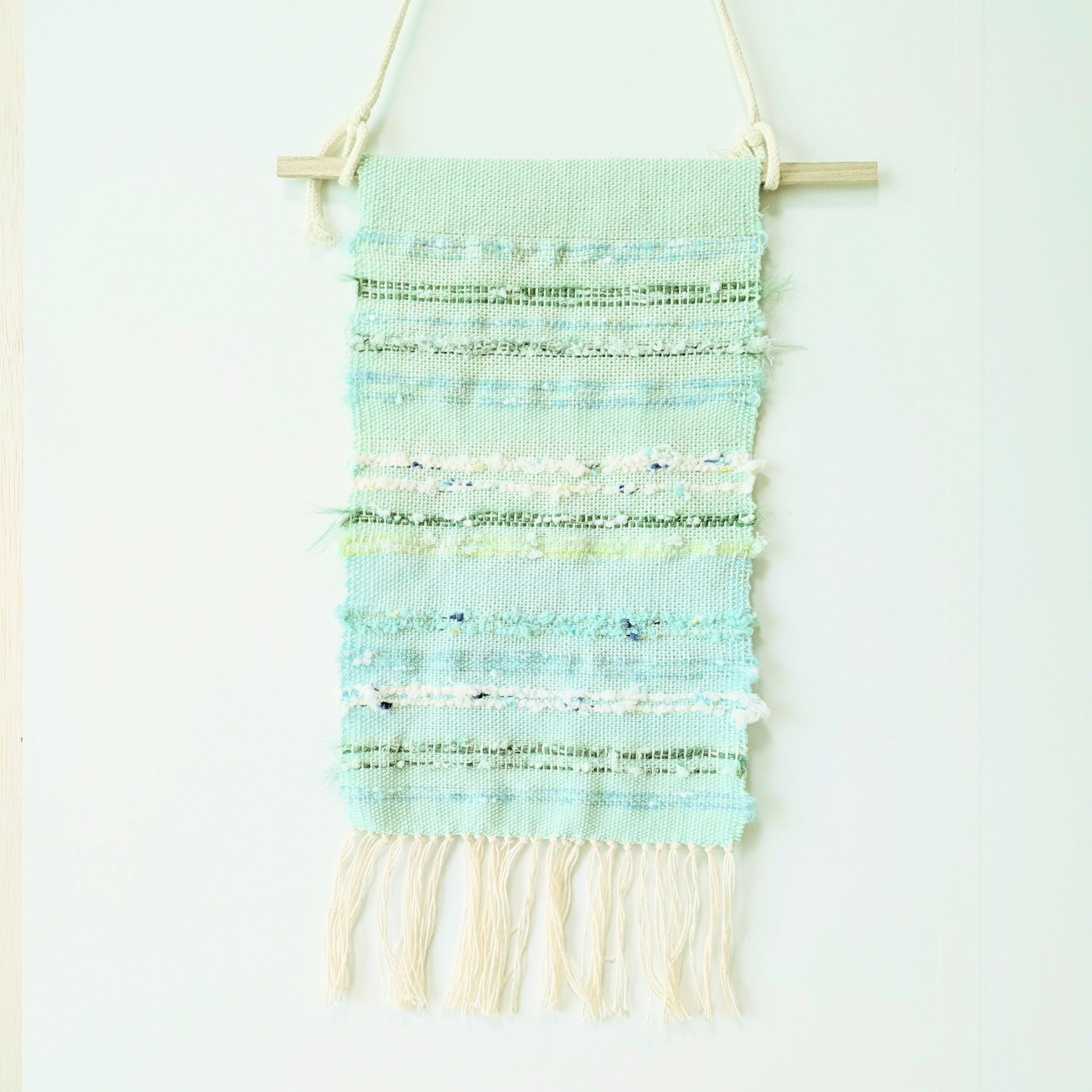 コットンの手織り布　春を感じる若草色のタペストリー　一点もの