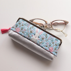 印度絲帶刺繡和牛皮眼鏡盒兼筆盒，兔子圖案，天藍色 第1張的照片