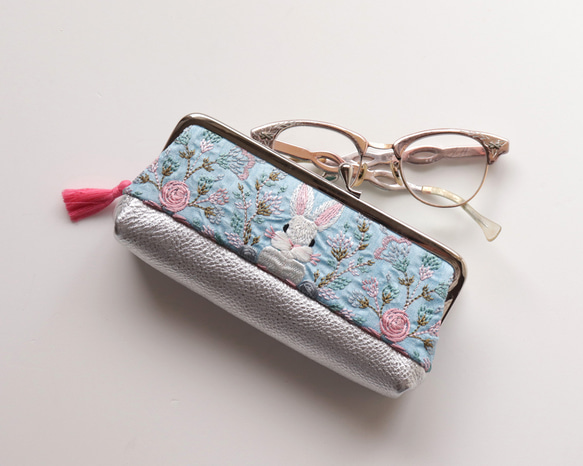 印度絲帶刺繡和牛皮眼鏡盒兼筆盒，兔子圖案，天藍色 第1張的照片