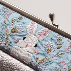 印度絲帶刺繡和牛皮眼鏡盒兼筆盒，兔子圖案，天藍色 第2張的照片