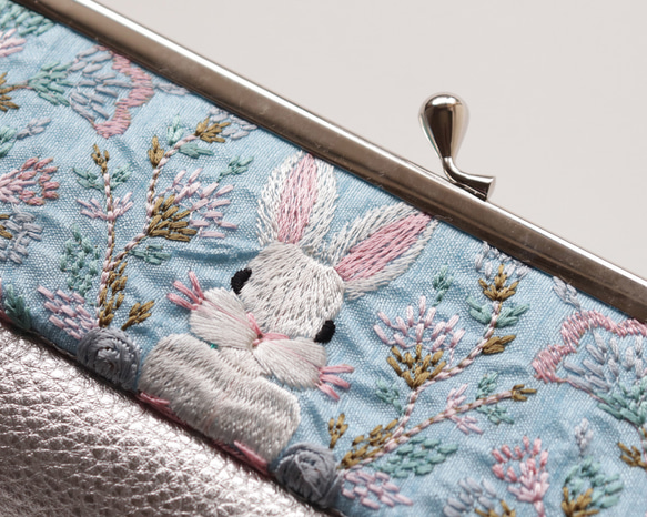 印度絲帶刺繡和牛皮眼鏡盒兼筆盒，兔子圖案，天藍色 第2張的照片