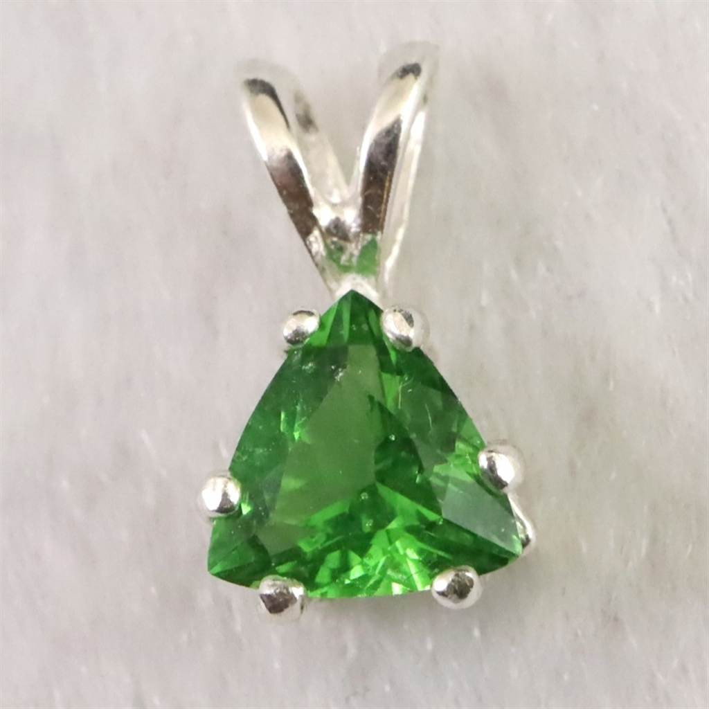 H&E社 ガイアストーン 6mmトライアングル ペンダント 0.7g #94913