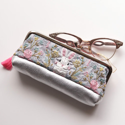 印度絲帶刺繡和牛皮眼鏡筆套，兔子圖案，灰色 第1張的照片