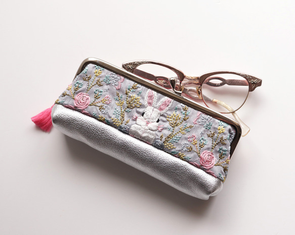 印度絲帶刺繡和牛皮眼鏡筆套，兔子圖案，灰色 第1張的照片