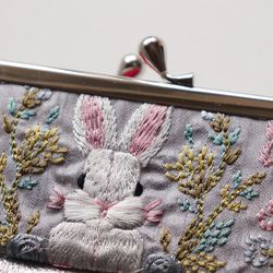 印度絲帶刺繡和牛皮眼鏡筆套，兔子圖案，灰色 第2張的照片