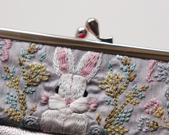 印度絲帶刺繡和牛皮眼鏡筆套，兔子圖案，灰色 第2張的照片