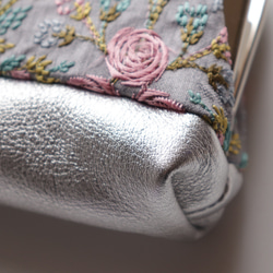 印度絲帶刺繡和牛皮眼鏡筆套，兔子圖案，灰色 第3張的照片