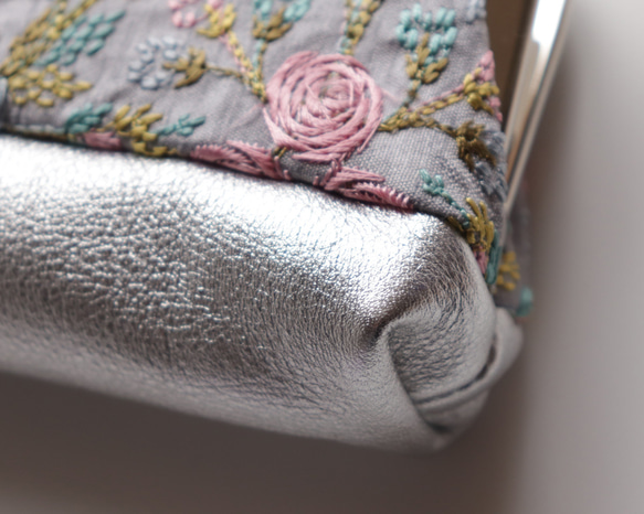 印度絲帶刺繡和牛皮眼鏡筆套，兔子圖案，灰色 第3張的照片