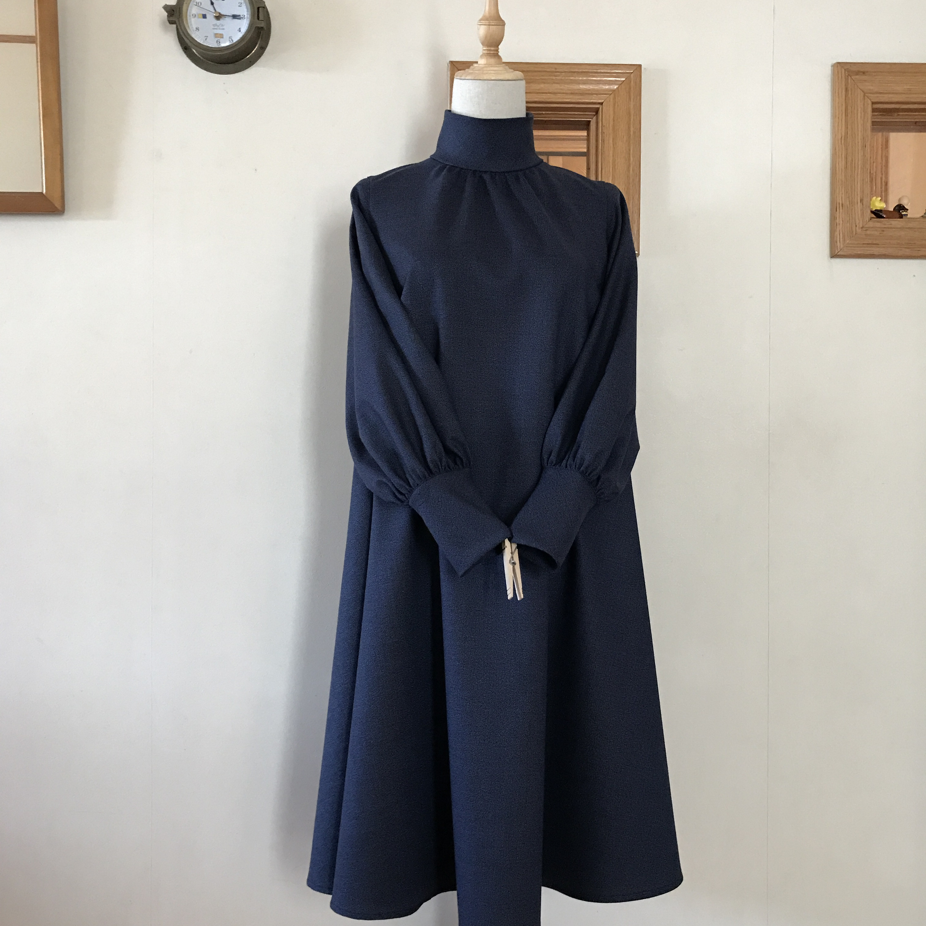 ウールジョーゼット（プルシャンブルー）で作ったハイネックフレアワンピース