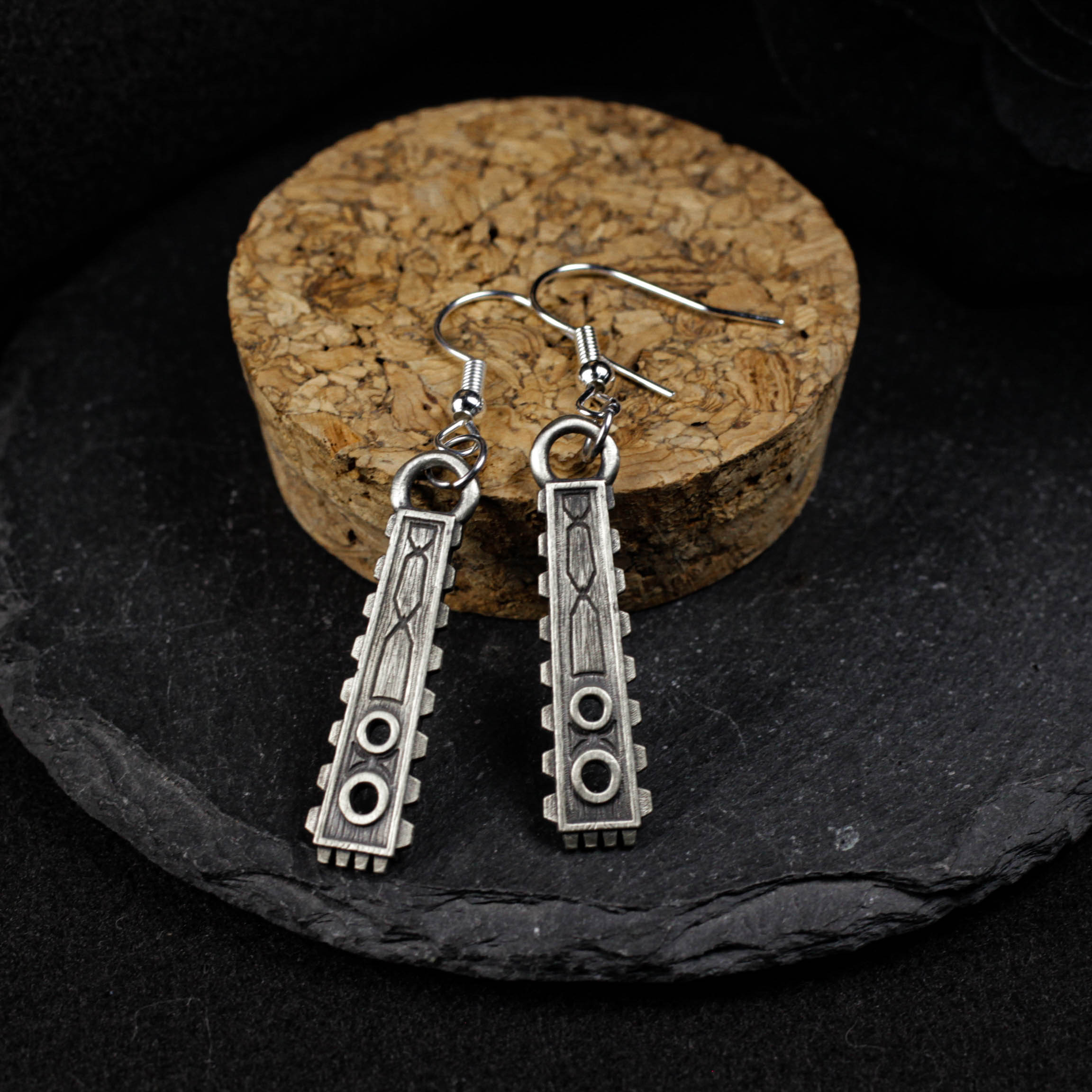 手作りのネイティブアメリカンスタイルの木目イヤリング、部族の彫刻が施されたシルバーのダングルジュエリー