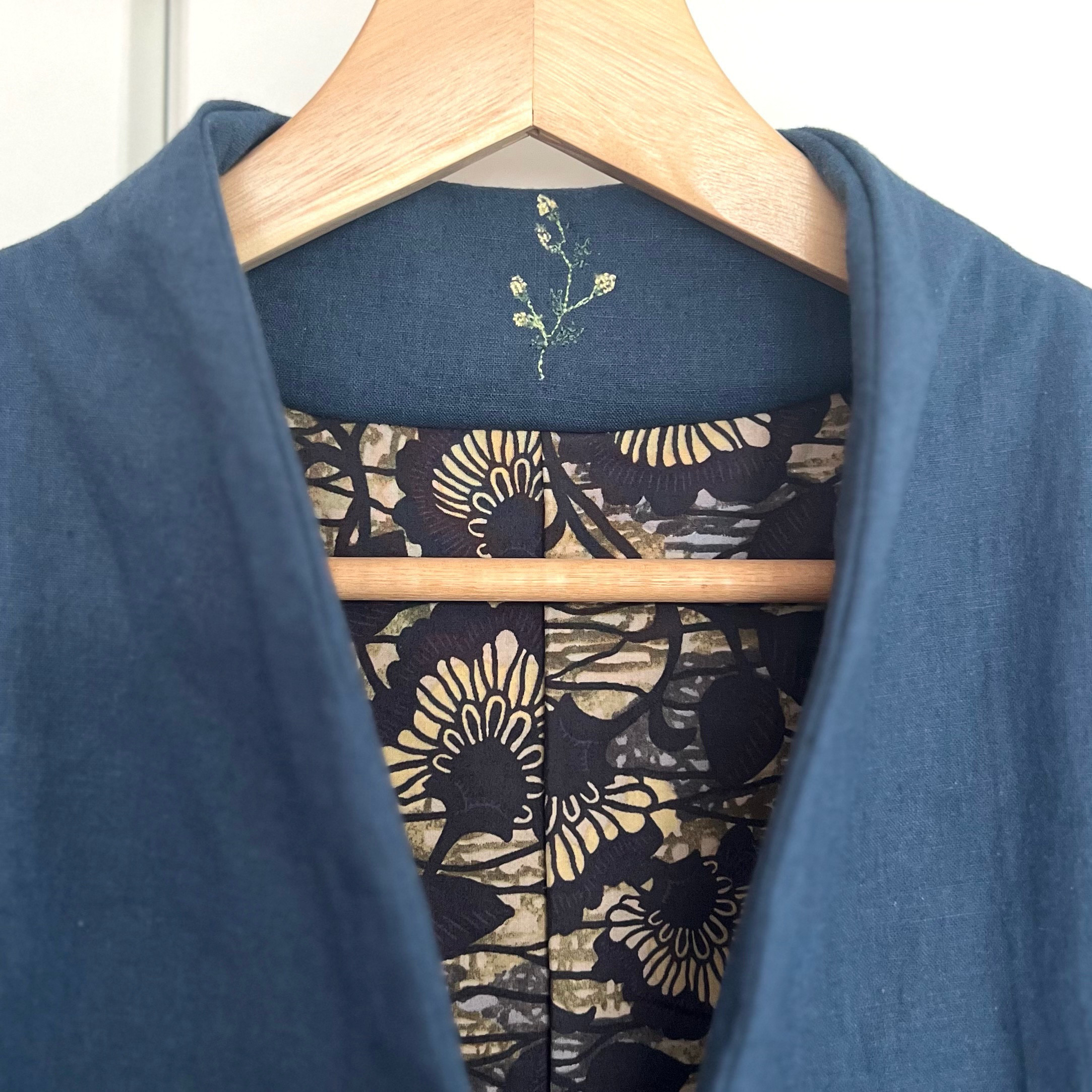 ボタンもカラーもないすっきりしたスプリングコート ハーフリネン ꕤ︎︎ 花柄の裏地付き ꕤ︎︎ ミモザの刺繍