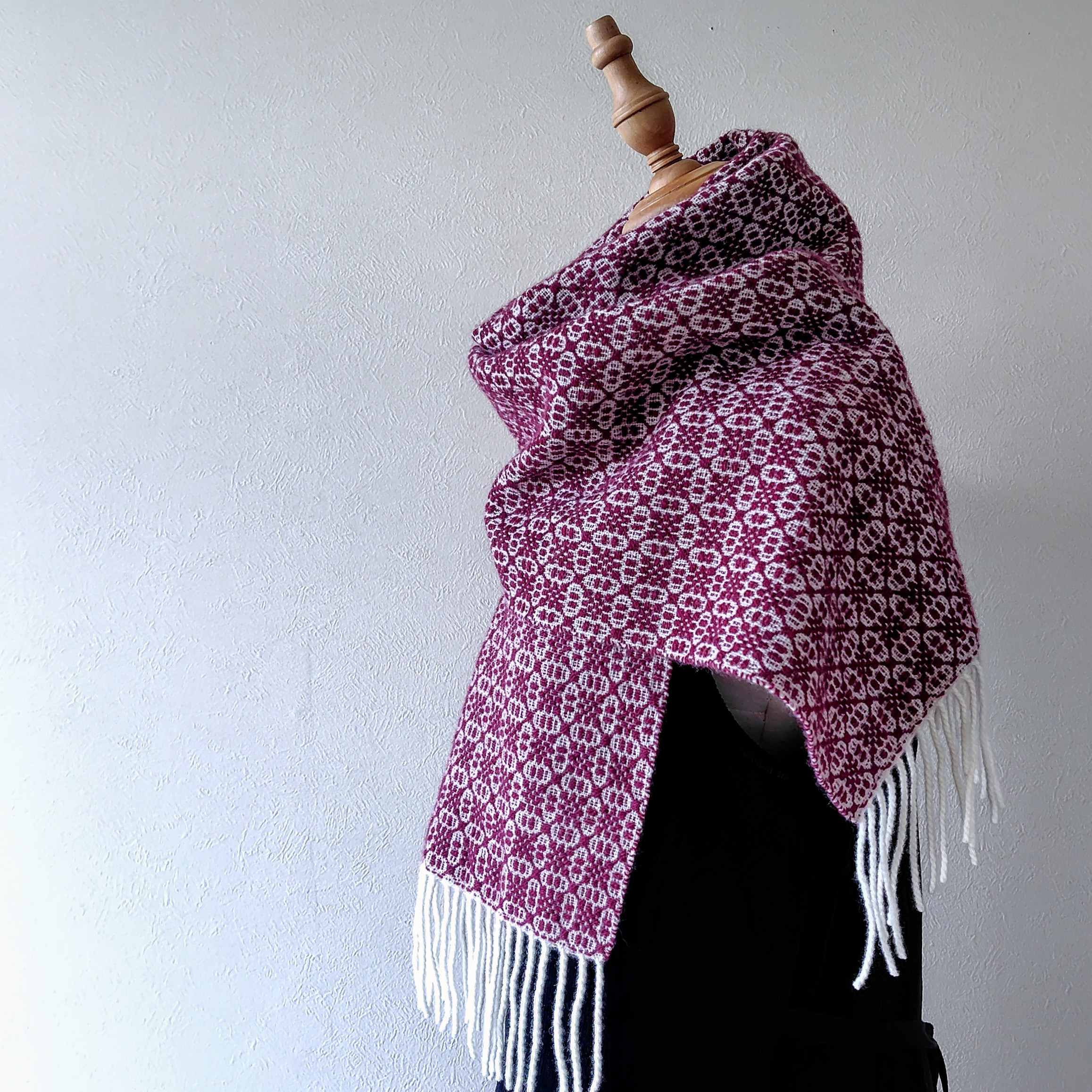 北欧手織り：英国の静寂を纏うマフラー（ペティ ローズ ）