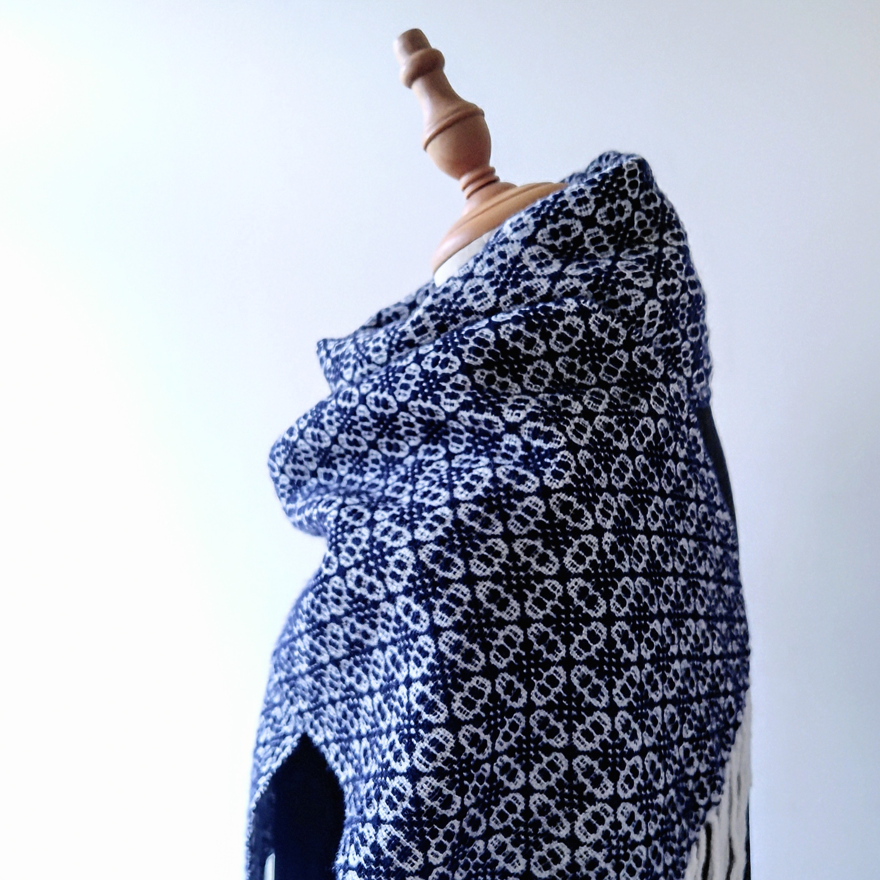 北欧手織り：英国の静寂を纏うマフラー（ペティネイビー）