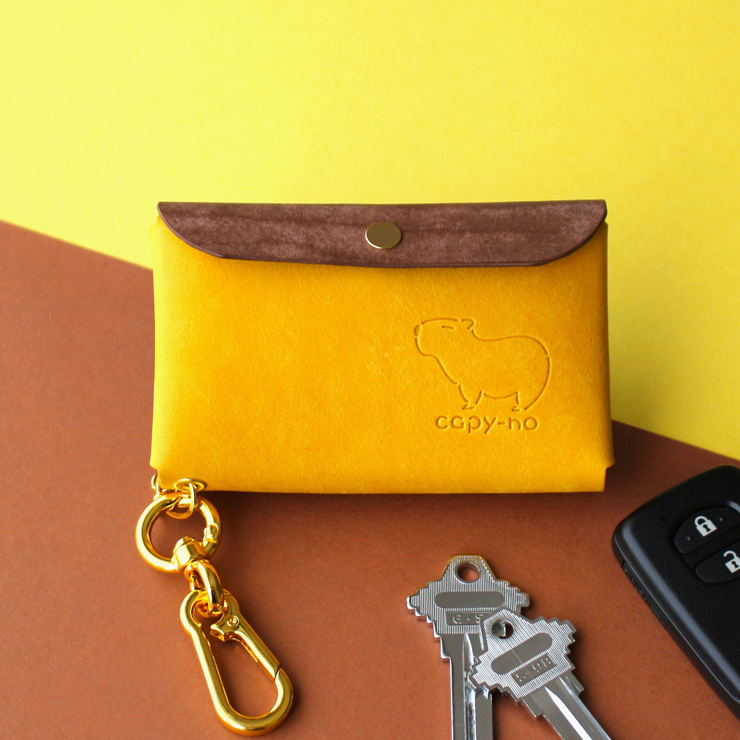 【3日以内発送】かわいいカピバラと一緒におでかけするスマートキーケース　ダークブラウン×イエロー