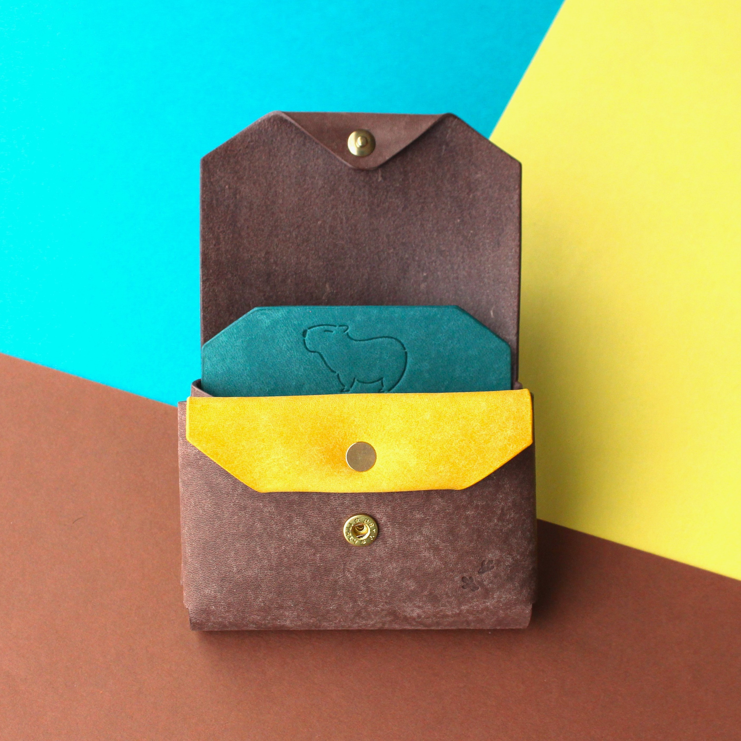 【3日以内発送】お札を折らないカピバラのコンパクト財布　ダークブラウン×ターコイズ×イエロー