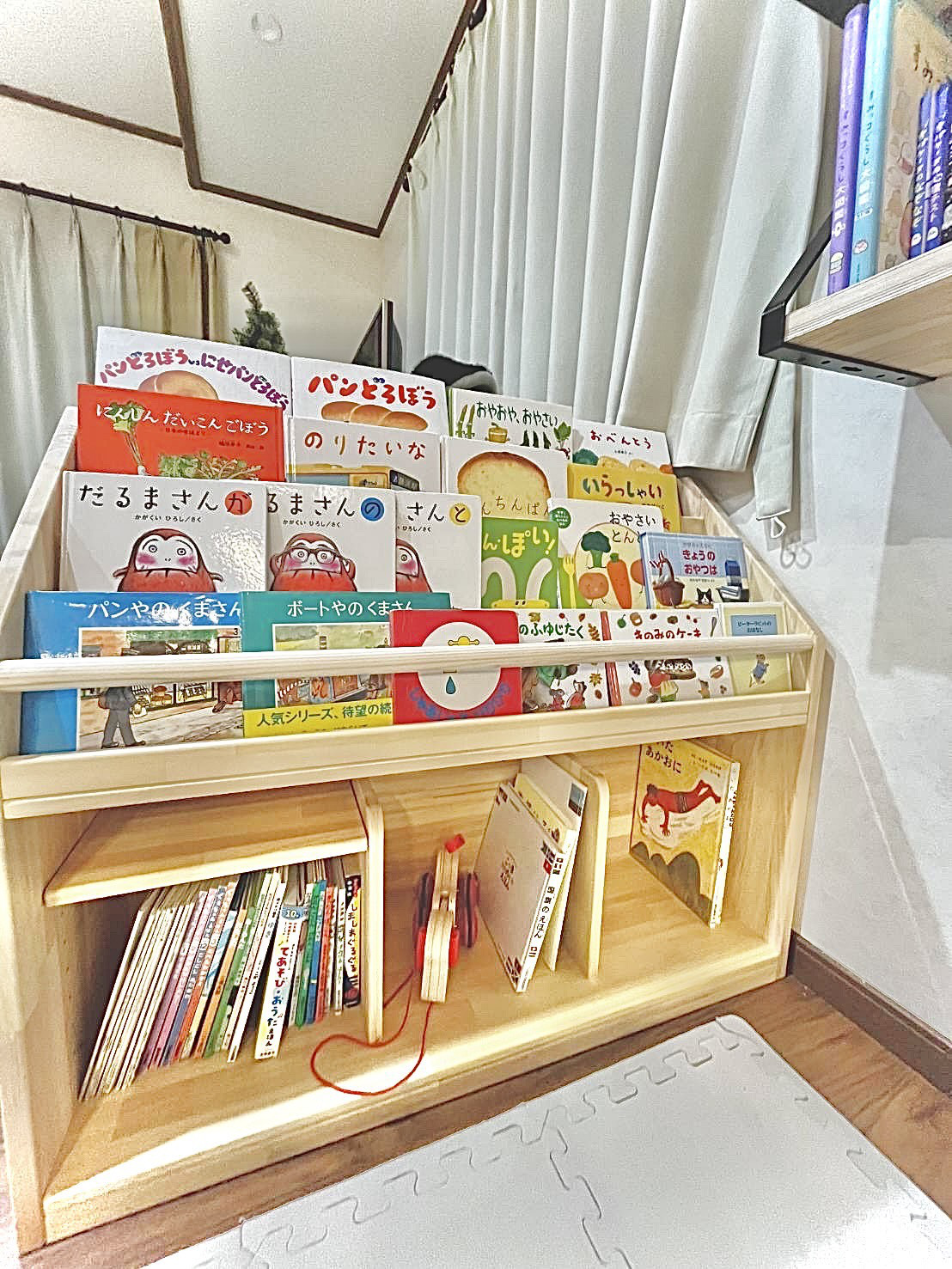絵本棚　サイド斜めカットタイプ