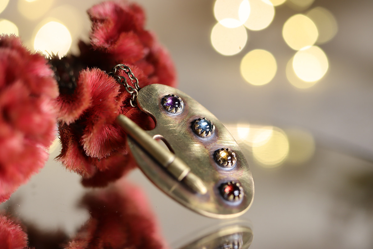 天然石と真鍮のパレットペンダント