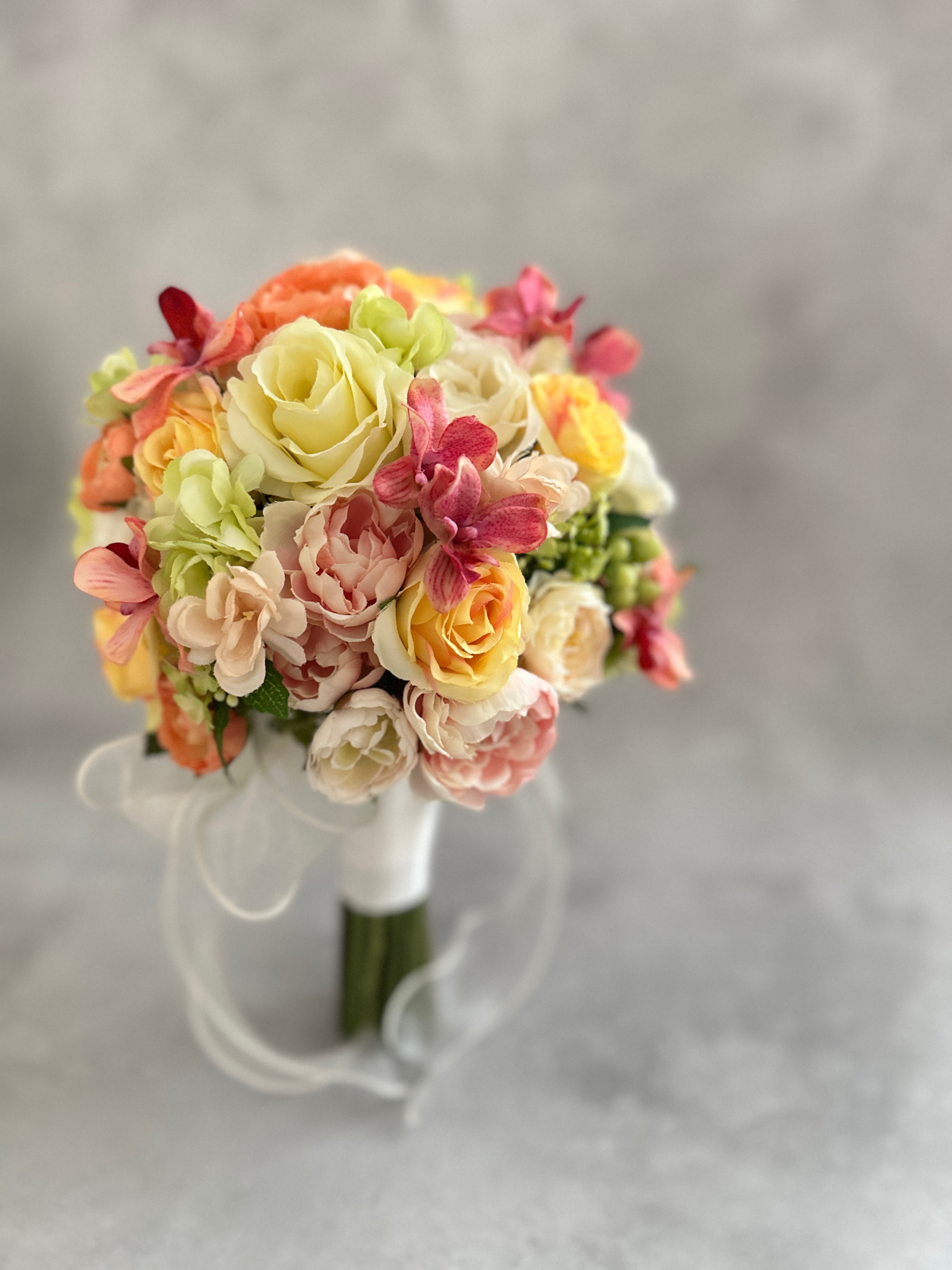 ビタミンカラーのラウンドブーケ　　カラフルブーケ　　結婚式ブーケ　前撮り　造花ブーケ　ウェディングブーケ