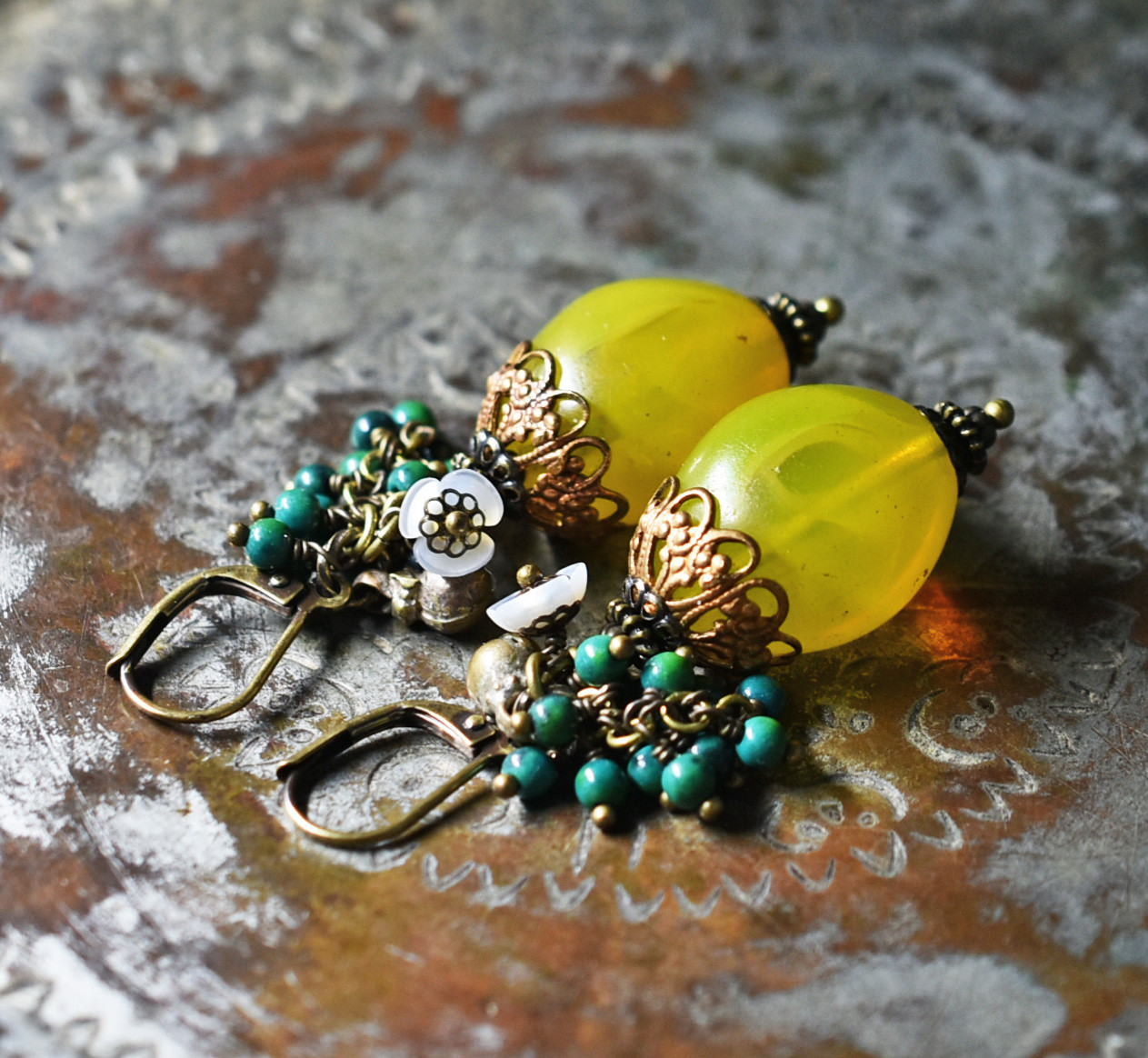 レモンイエローエチオピアンチェリーとたわわなクリソコラ、白蝶貝の小花、民族鈴のピアス