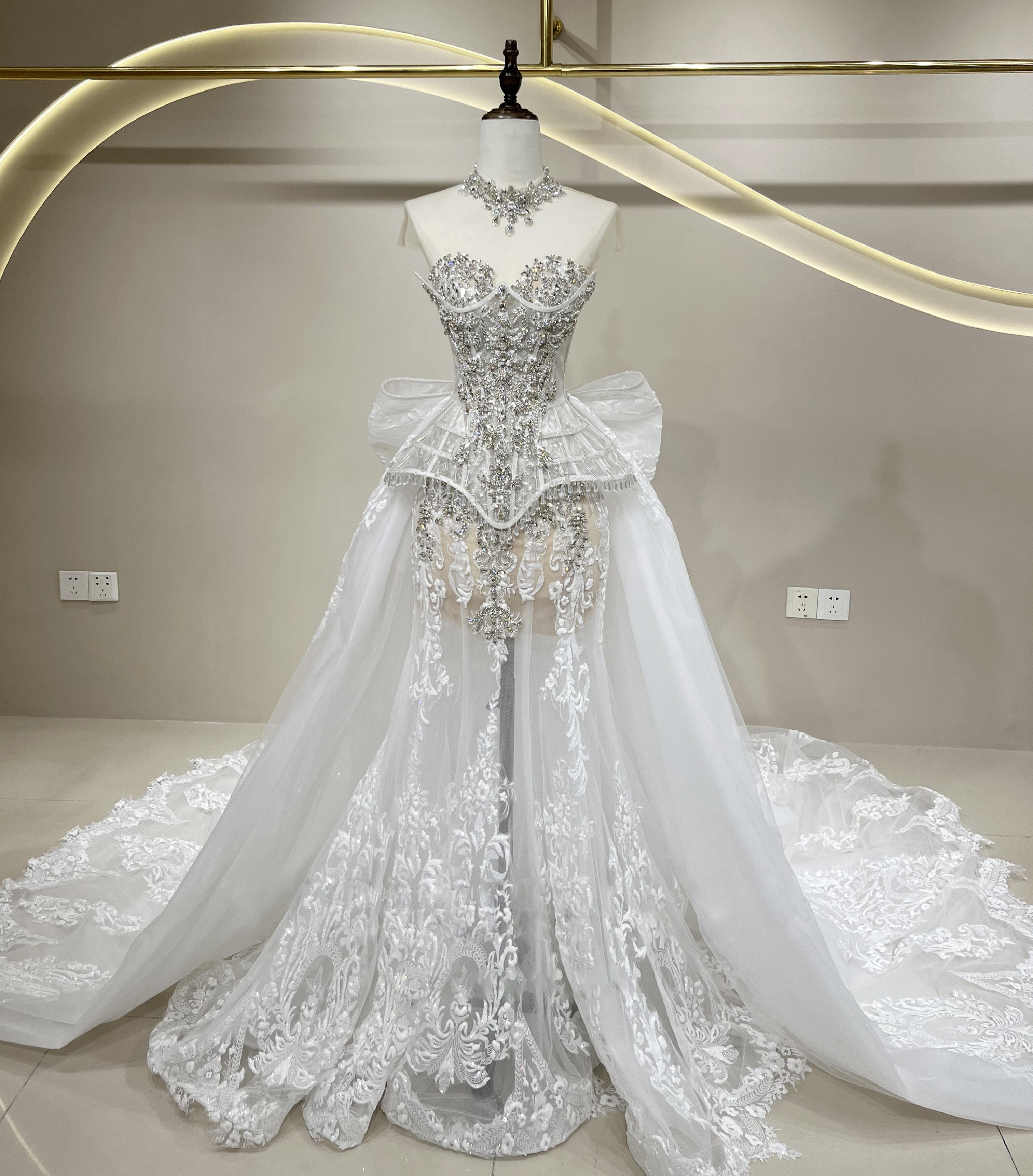 最新品位を漂う　2026新作　マーメイドドレス　タイトスカート　取り外し可能オーバースカート　袖無し　ビジューブライダル