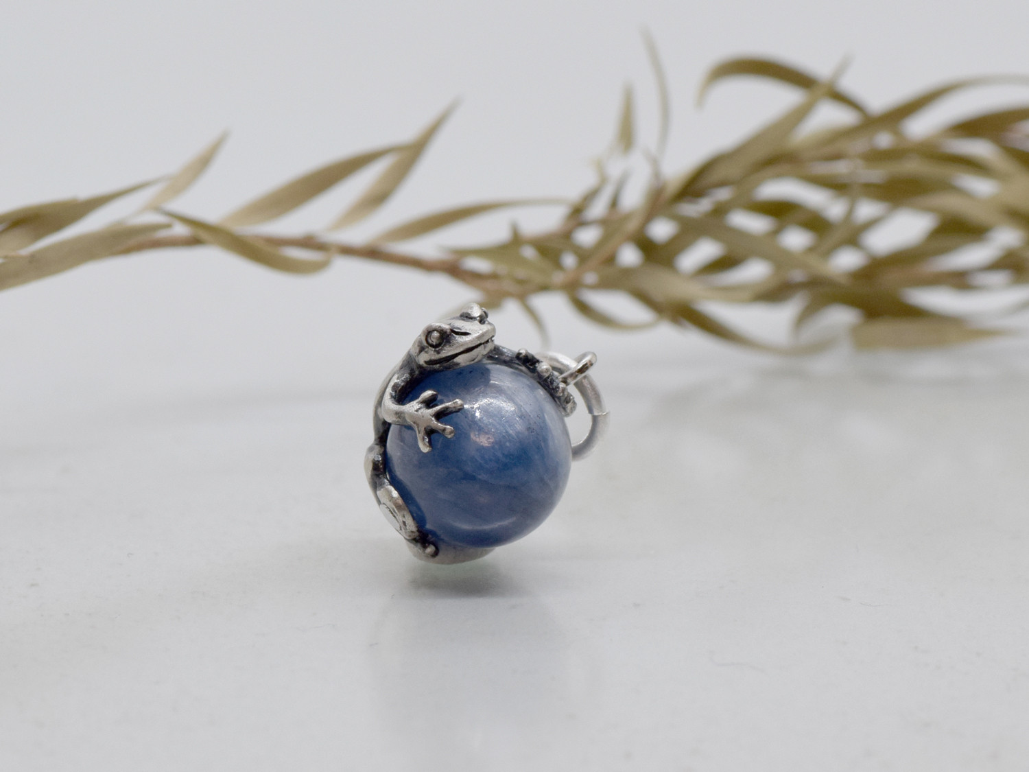 蛙(カエル)玉ペンダント　カイヤナイト　革ヒモネックレス付き