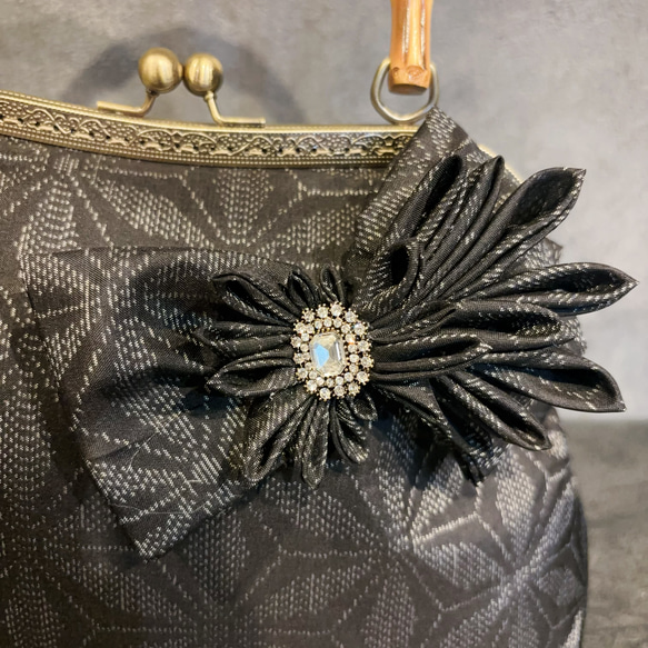 新作　和の心シリーズ　伝統工芸本場大島紬　洗練された大きめバンブー紬の優しい艶感に飾りを添えて、、、つまみ細工 8枚目の画像