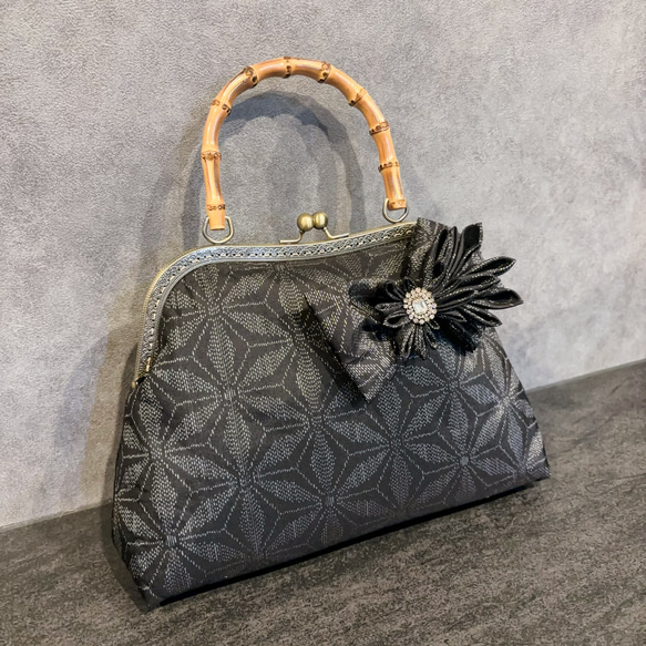 新作　和の心シリーズ　伝統工芸本場大島紬　洗練された大きめバンブー紬の優しい艶感に飾りを添えて、、、つまみ細工 4枚目の画像